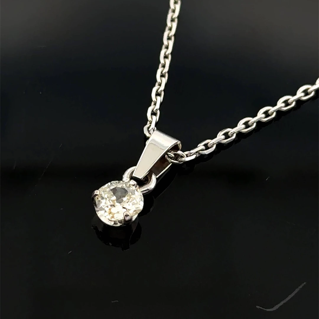 Pendant and chain in white gold (750) set with an old-cut di - Lot 145