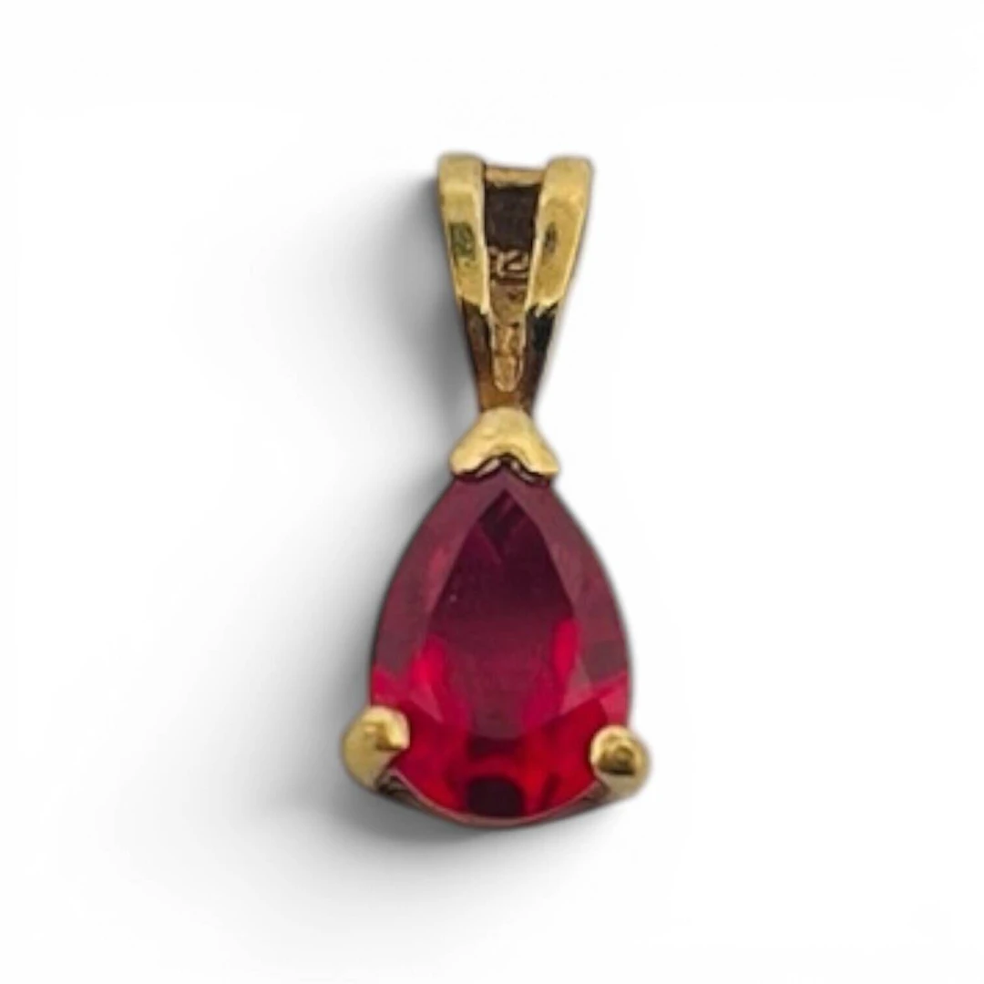 9K yellow gold (375) pendant set with an imitation red stone - Lot 190