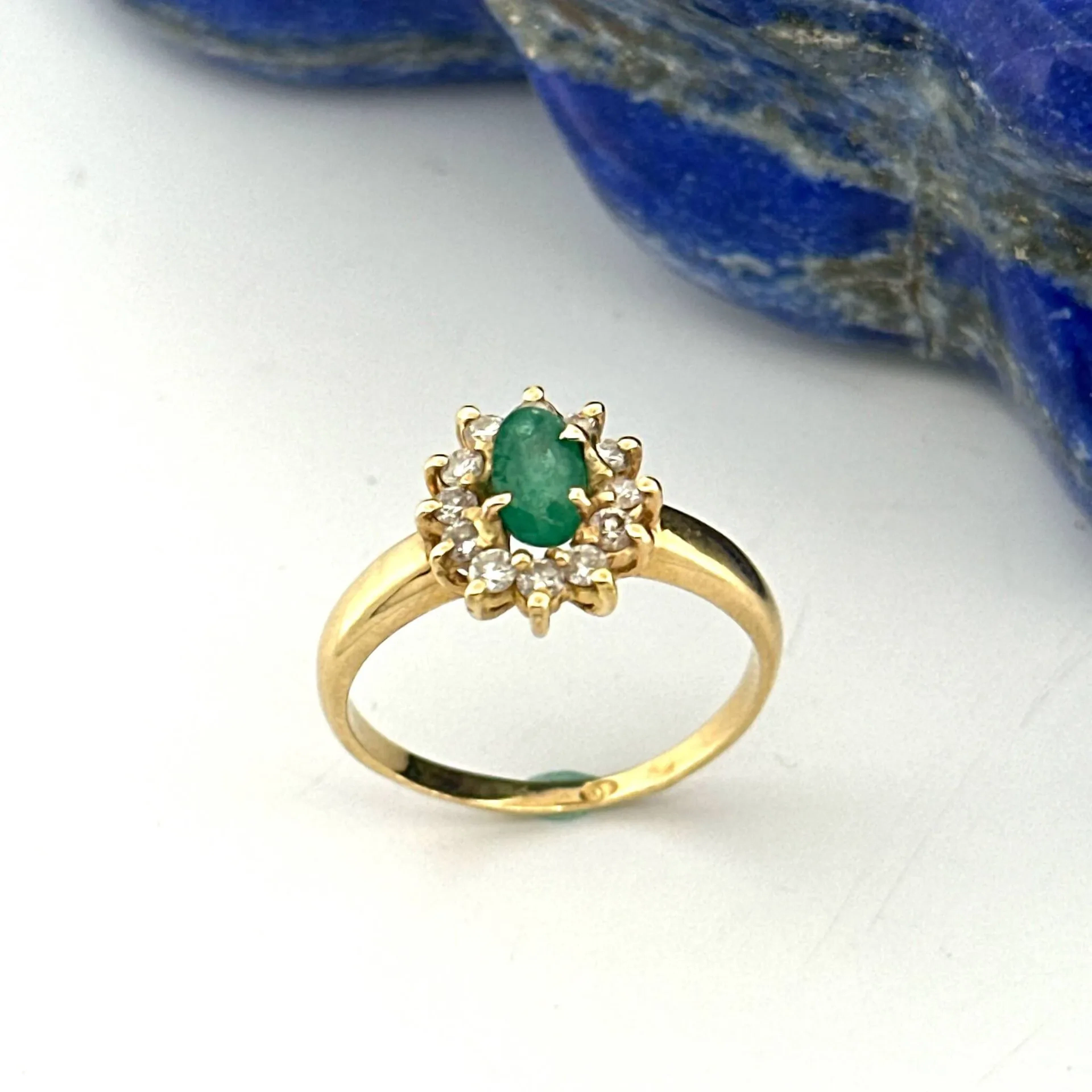 "Daisy" ring in yellow gold (750) set with an oval emerald ( - Lot 142
