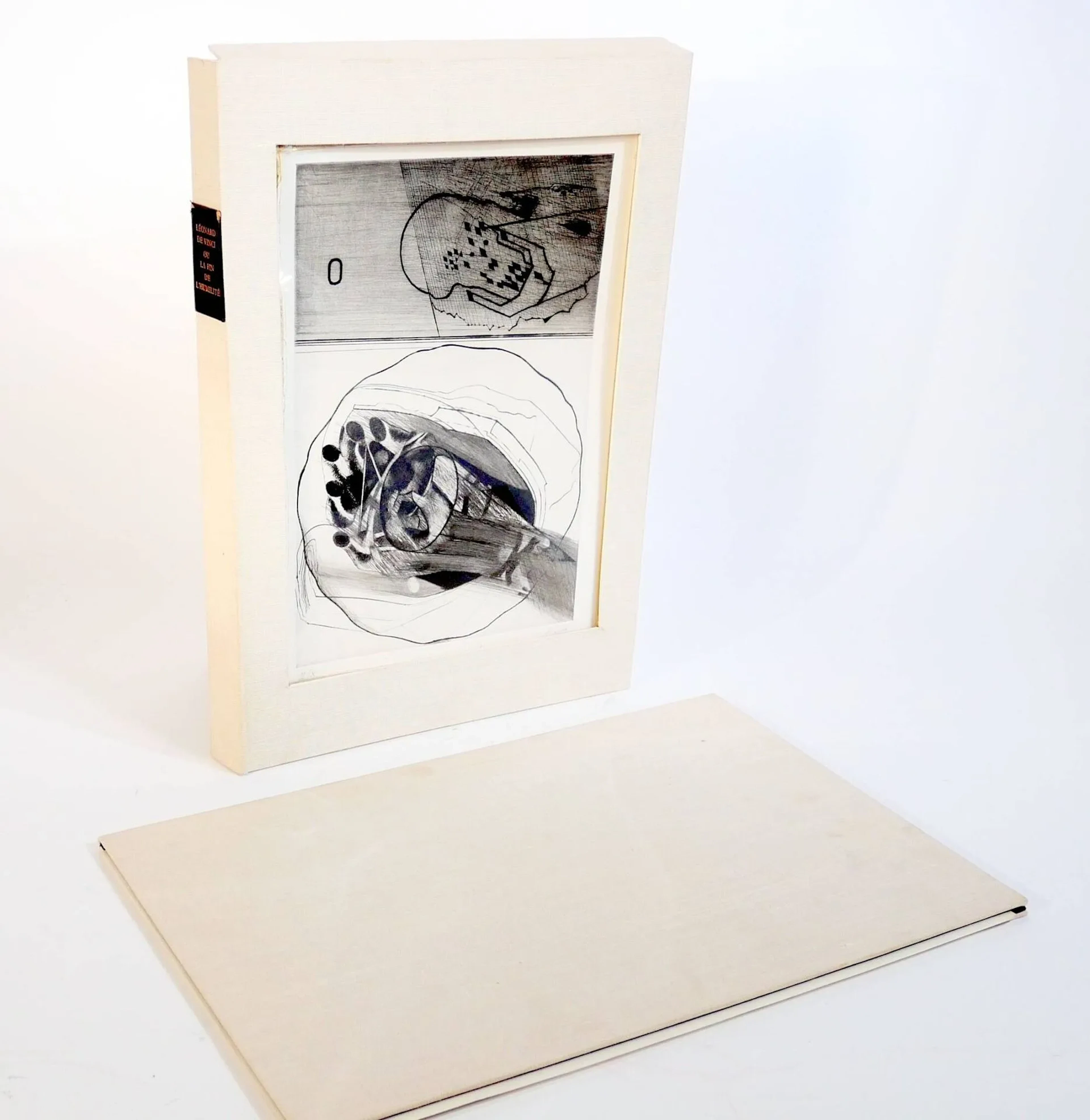 [IPOUSTÉGUY (Jean-Robert)]. LEBEL (Robert). Léonard de Vinci ou la Fin de l'humilité. S. l., Le Soleil Noir, 1974. In-8 broché sous couverture illustrée et coffret éditeur in-folio, le premier plat transparent, édition illustrée de onze planches par IPOUSTÉGUY. Tirage limité à 1870 exemplaires numérotés signés par l'auteur à la justification, celui-ci n°II, un des 10 exemplaires de tête sur vélin royal pur fil de Lana, intégrés dans un livre-tableau comprenant la suite originale des 23 pointes sèches en 11 planches dont 9 doubles et 2 simples, chacune signée et justifiée par l'artiste, et de 2 cuivres originaux signés par l'artiste et annulés par une mention manuscrite gravée dans le métal. Volume de texte non coupé. (cuivres à recoller, plastique de l'emboîtage gondolé)