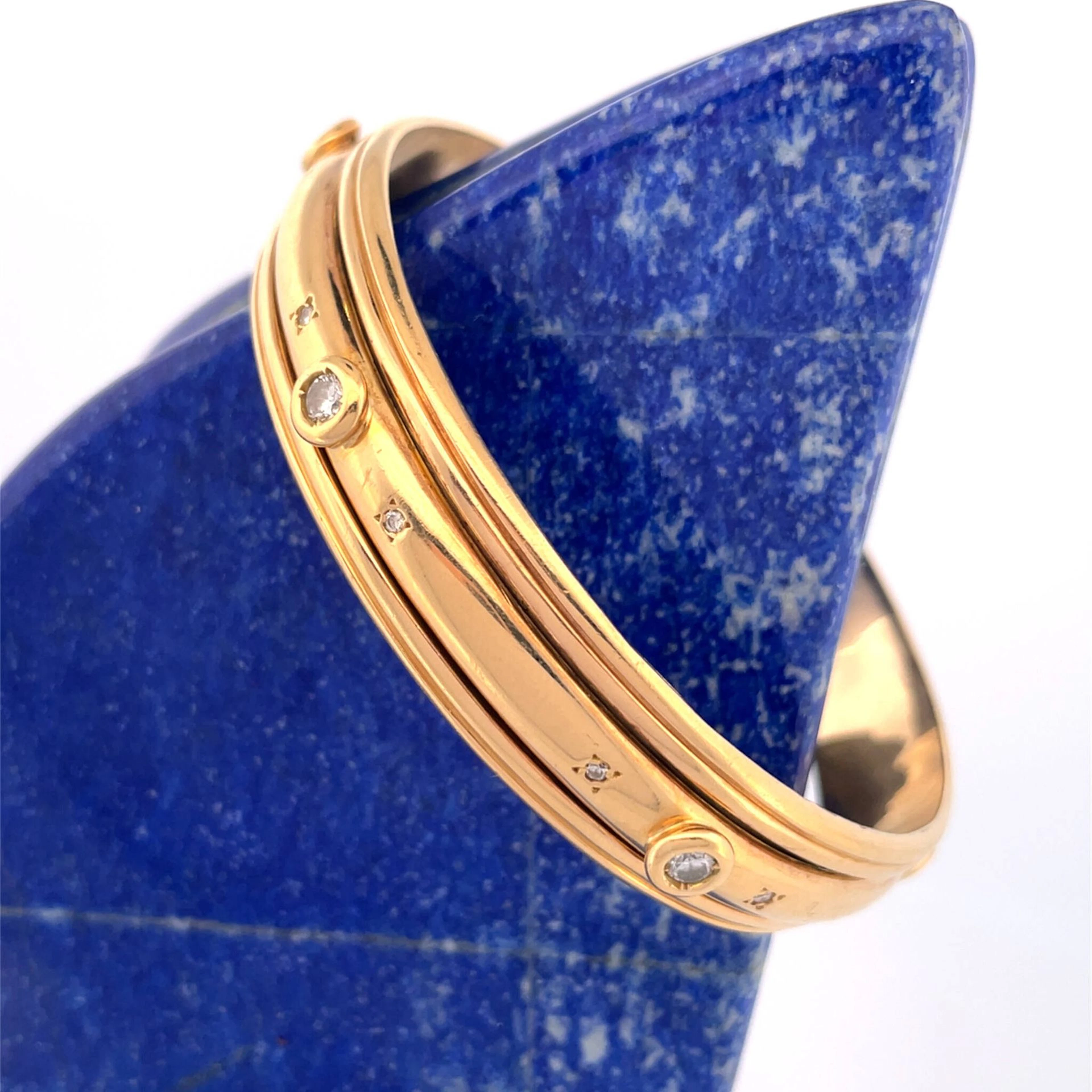 A striking rigid bracelet in yellow gold (750) featuring a m - Lot 279