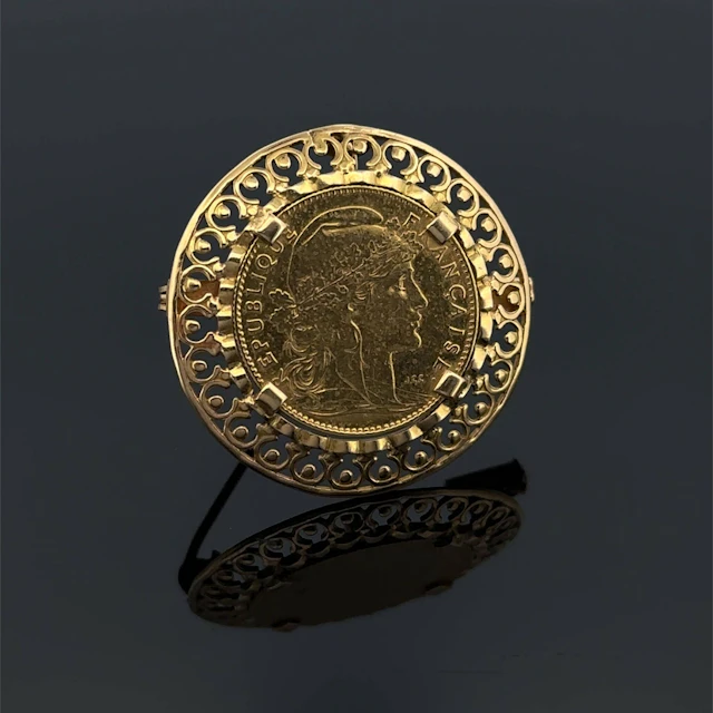 Circular yellow gold (750) brooch-pendant featuring a 1900 1 - Lot 218