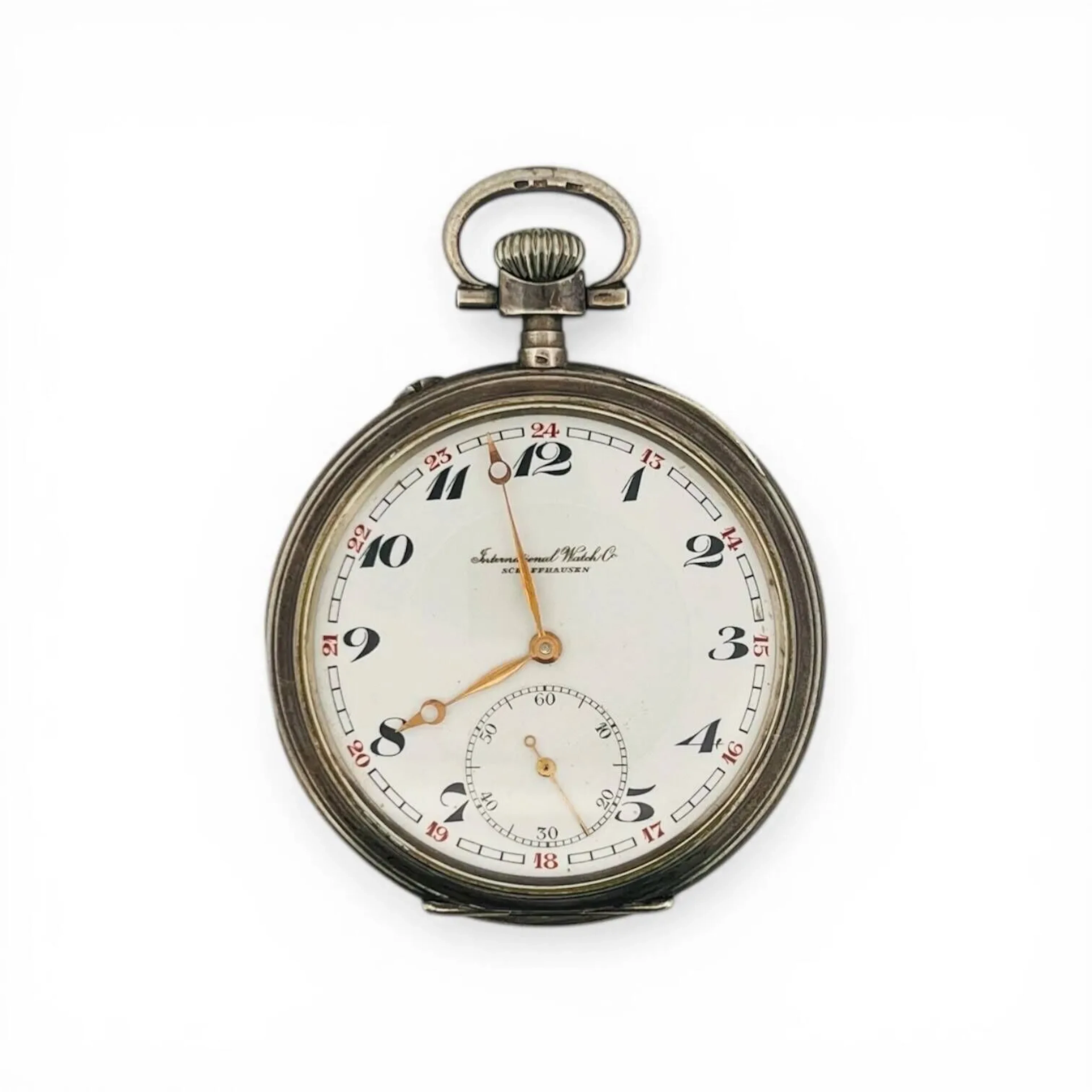 INTERNATIONAL WATCH COMPANY (IWC) Montre de poche en argent (800 millièmes), cadran en émail blanc, minuterie chemin de fer noire découpée, index des heures chiffres arabes en décalques noires, aiguilles à pommes évidées dorées, petite seconde à six heures. Fond de boitier à charnière en argent (800 millièmes) numéroté 802974 décoré de gravures soleillées et d’un cartouche vierge, à l’intérieur signé IWC, cache-poussières en argent (800 millièmes) signé IWC, numéroté 802974. Mouvement mécanique à remontage manuel au pendant, échappement à ancre, réglage fin à la raquette, numéroté 782748. Montre fonctionnelle lors de l’expertise, sans garantie de fonctionnement futur et d’état des pièces. Rayures au boitier et au verre. Vers 1910 Diamètre 51 mm Poids brut 84,6 grammes