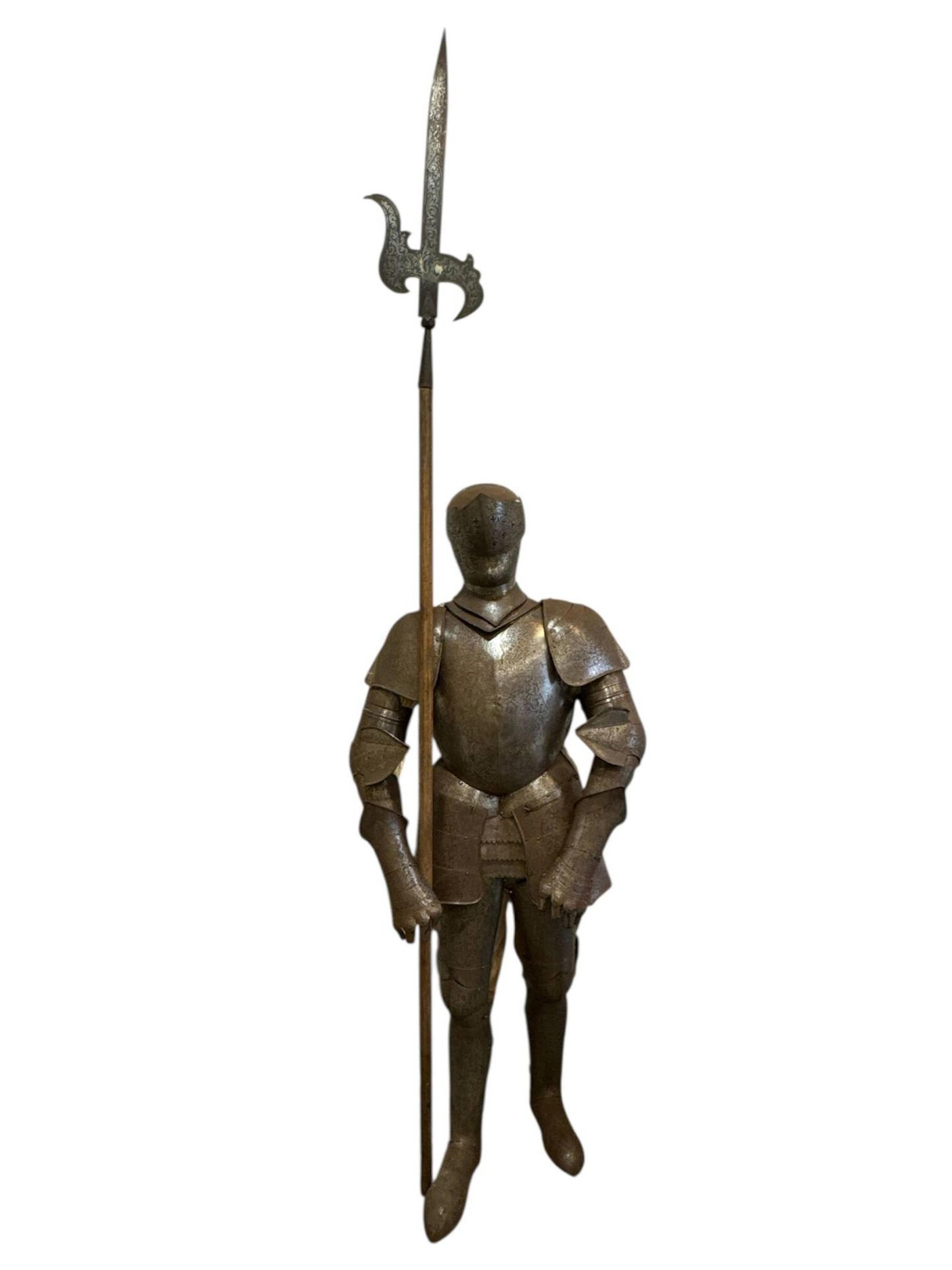 Armure de tournoi, de style. En fer découpé, gravé à l’acide et ourlé sur certaines parties. Armet en quatre parties et gorgerin en suite. Canons de bras très légèrement articulés, avec gantelets. Plastron à tassettes et dossière. Jambières richement ornées. Bonne mécanique. Hauteur totale : 168 cm. On y joint son arme d’hast. Époque XXe siècle.