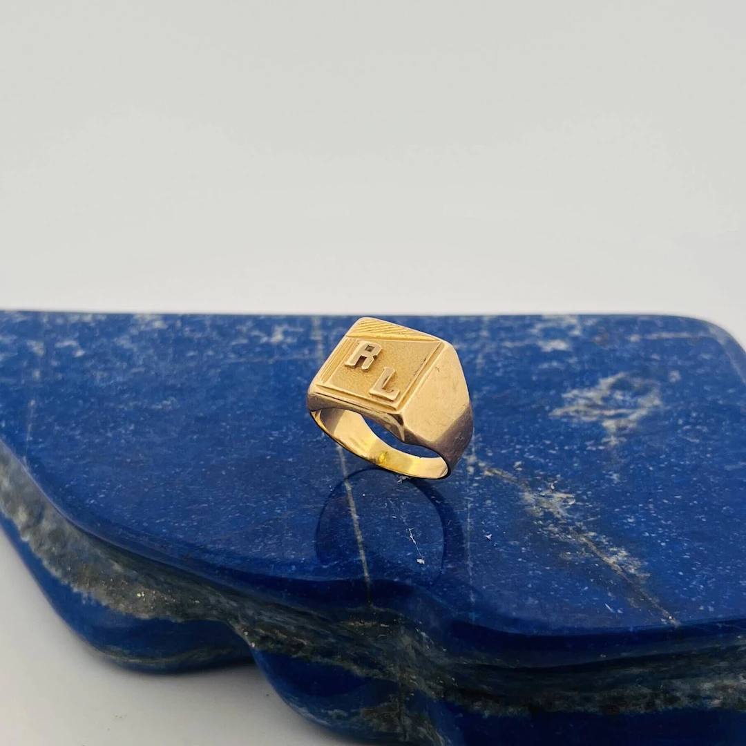 Yellow gold (750) signet ring engraved with the initials "RL - Lot 93