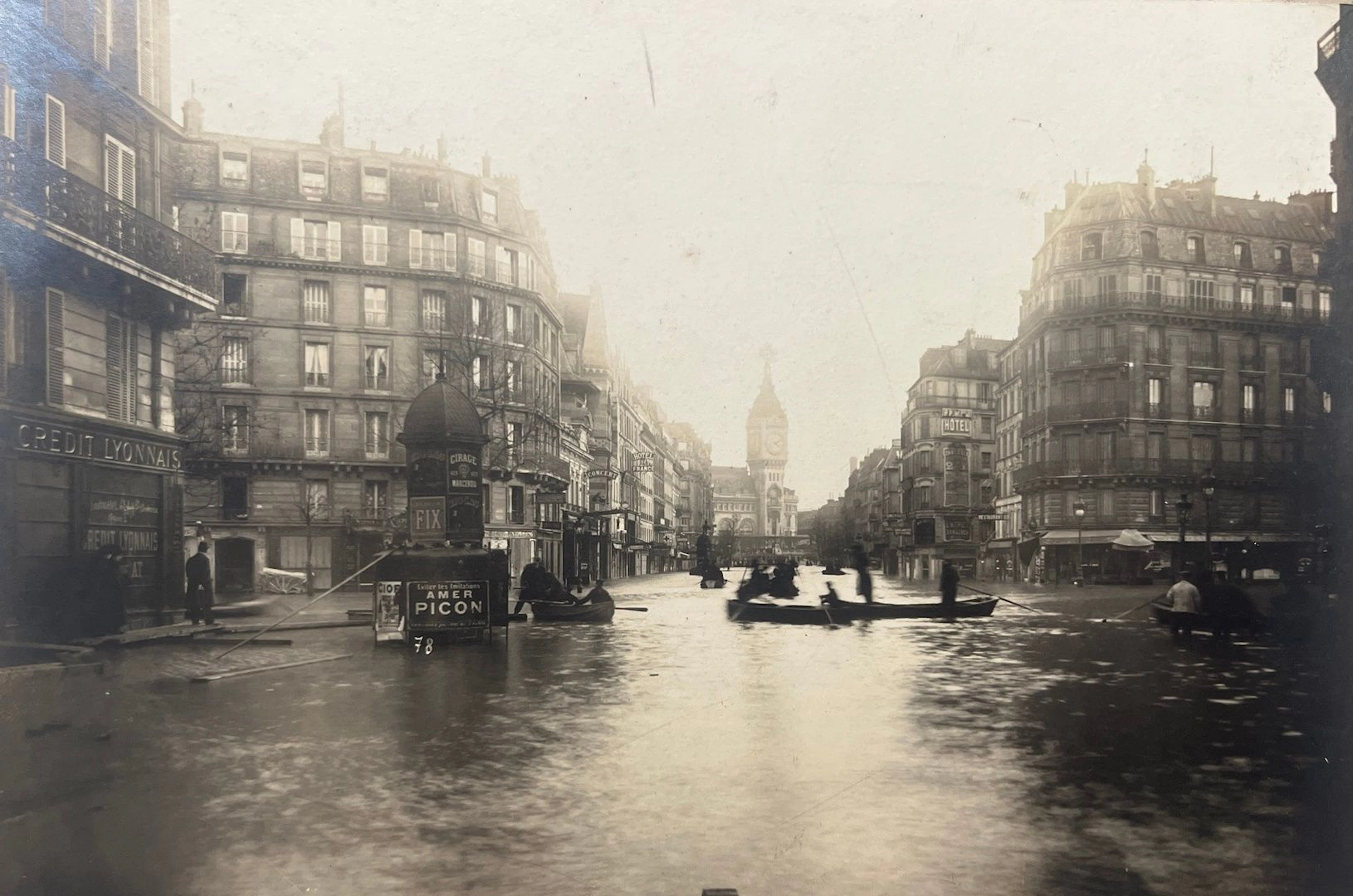 Studio Pierre PETIT Les inondations de Paris de 1910, “Le Pont de l’Alma”, “La gare de Lyon”, “Quai de la Rapée”, “Avenue Montaigne”, “Avenue Ledru-Rollin”, “Rue de l’Université”, Janvier 1910 6 tirages argentiques d’époque monté sur carton, légende manuscrite, cachet du studio dans l’image et sur le carton de montage 15 x 21.5 cm (21.6 x 29 cm)