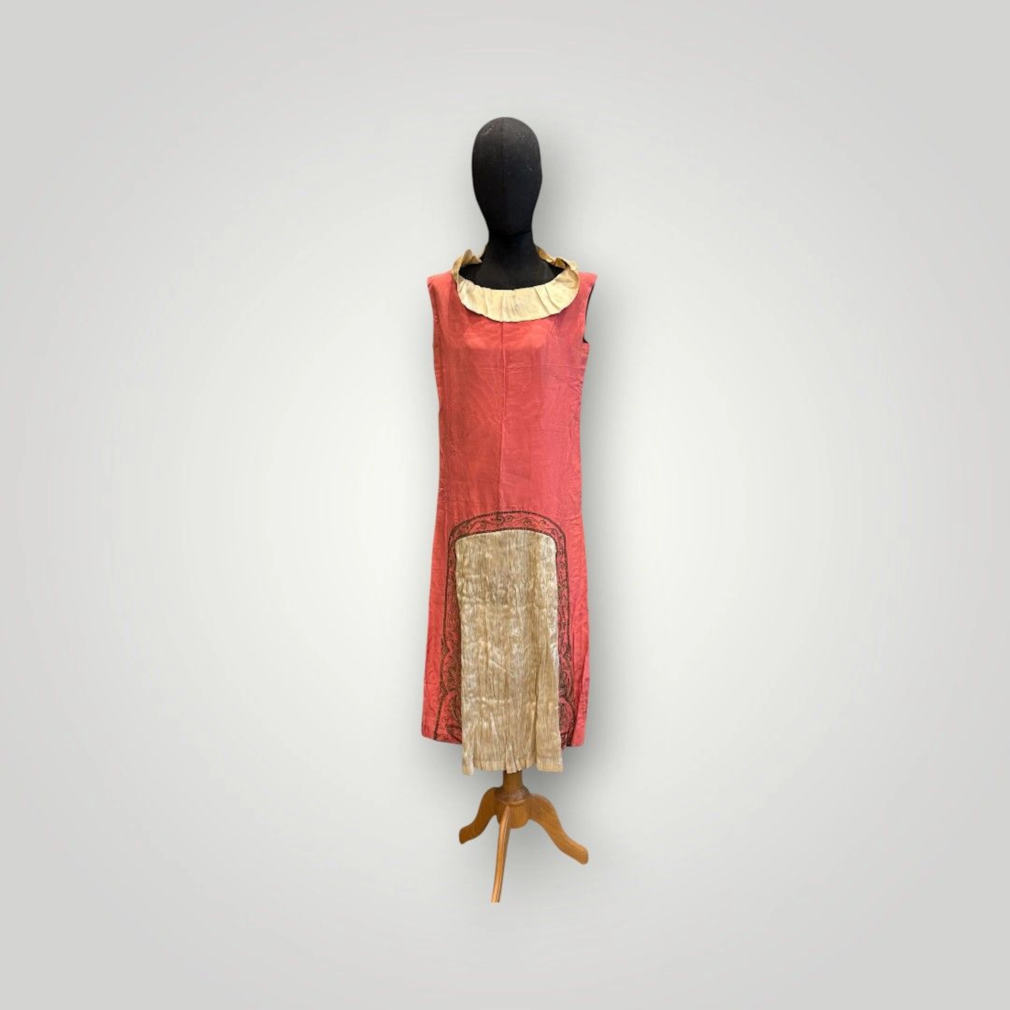 Paul POIRET Re-embroidered washed silk evening dress. label. - Lot 5