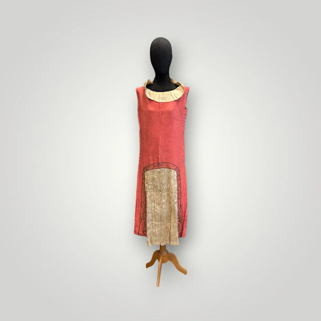 Paul POIRET Robe du soir en soie lavée rebrodée. étiquette. Vers 1925. Intérieur décousu, petits accidents.