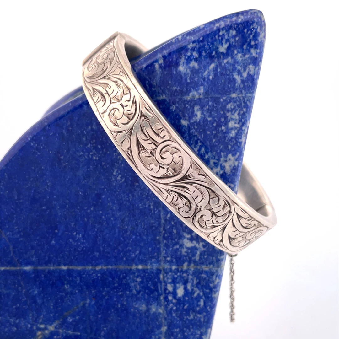 Solid silver clasp bracelet (min. 800) partially engraved an - Lot 105