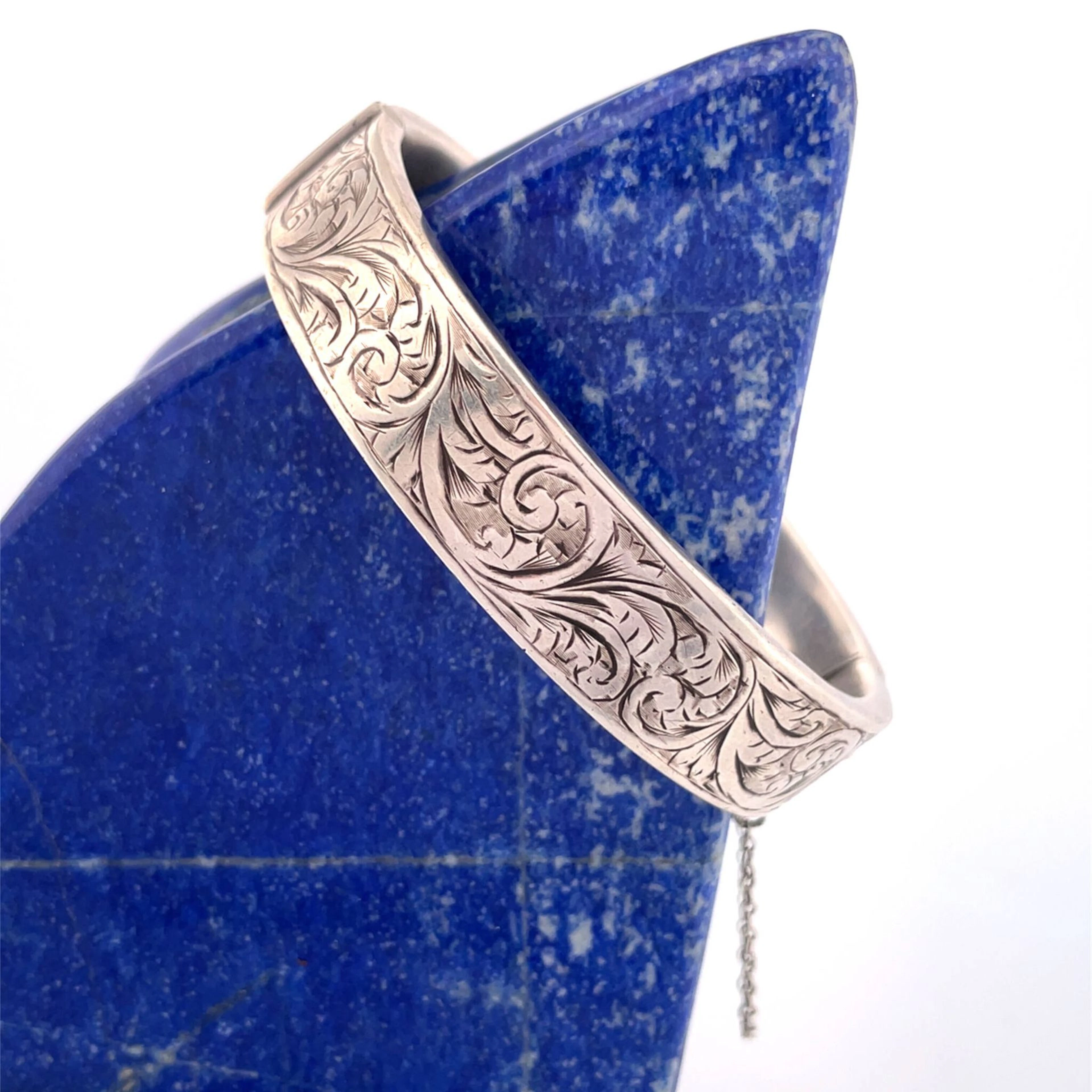 Solid silver clasp bracelet (min. 800) partially engraved an - Lot 105