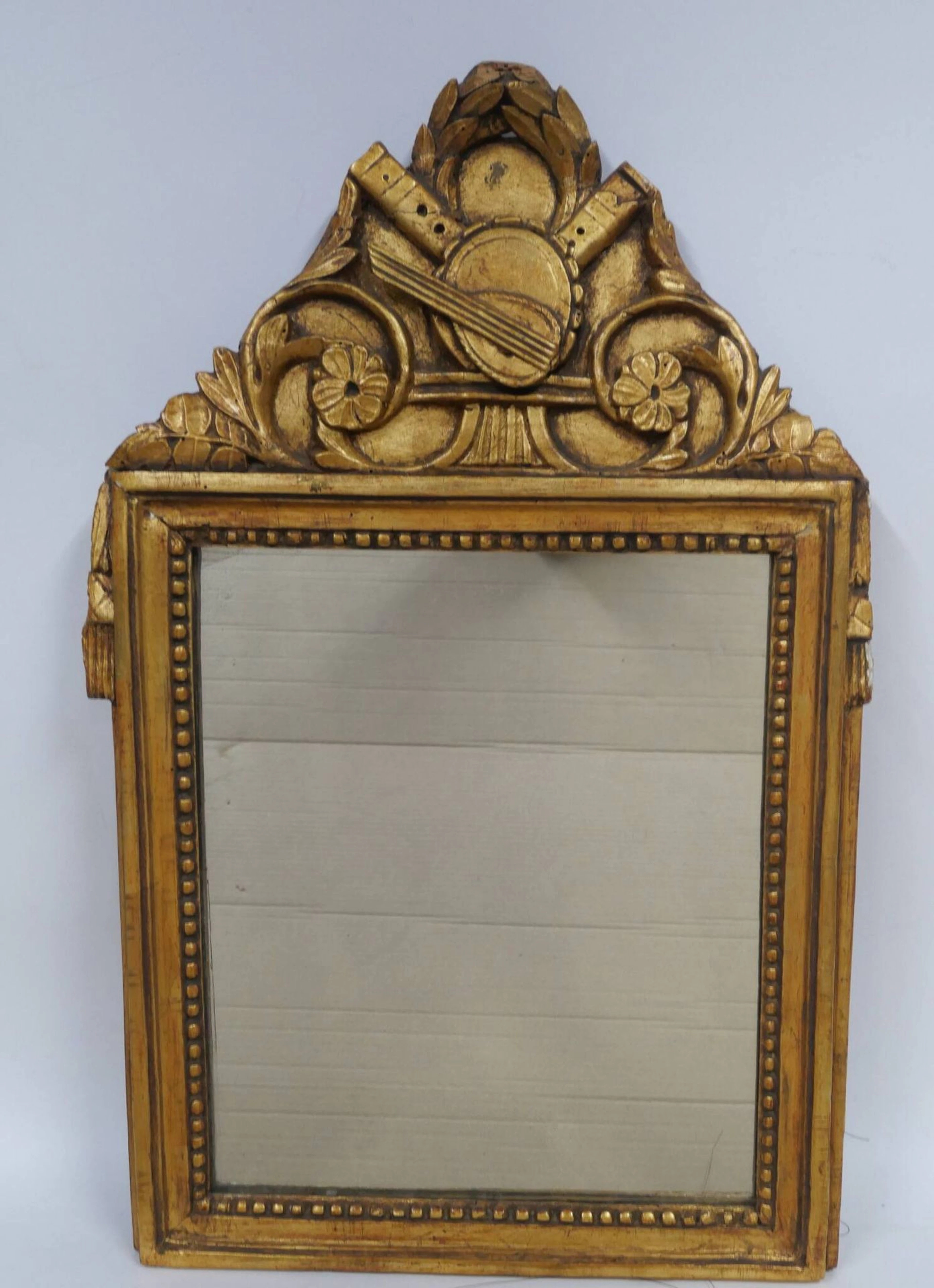 Antique Louis XVI mirror in carved and gilded wood. The pedi - Lot 374