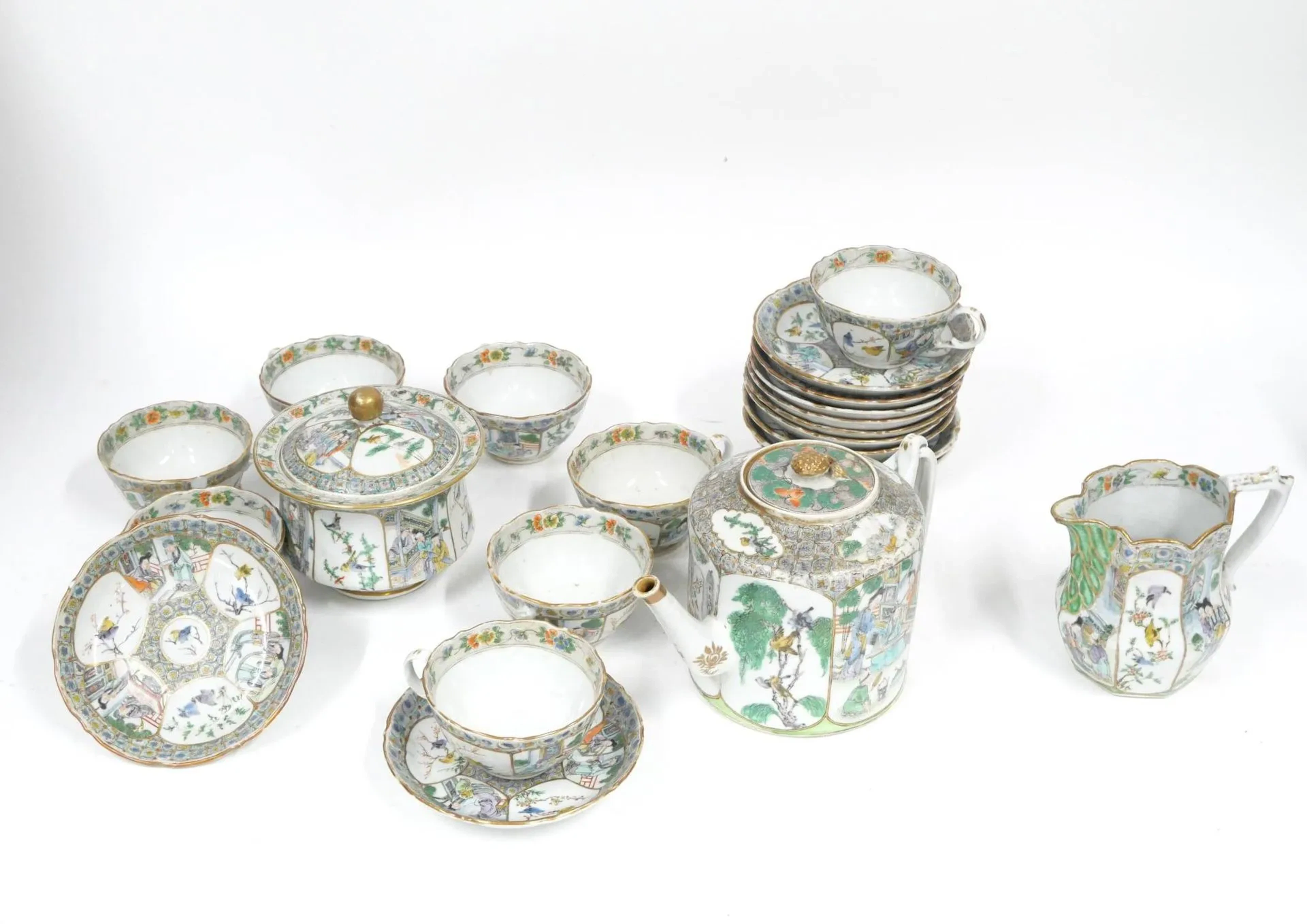 CHINE, fin XIXe siècle Partie de service en porcelaine de Canton à décor d'oiseaux sur des branches et de scènes de palais comprenant : - huit tasses (dont deux accidentées) - H. : 5,5 cm. - onze coupelles - D. : 14,5 cm - un sucrier couvert - H. : 14 cm - un pot à lait - H. : 13,5 cm - une théière - H. : 15 cm Usures