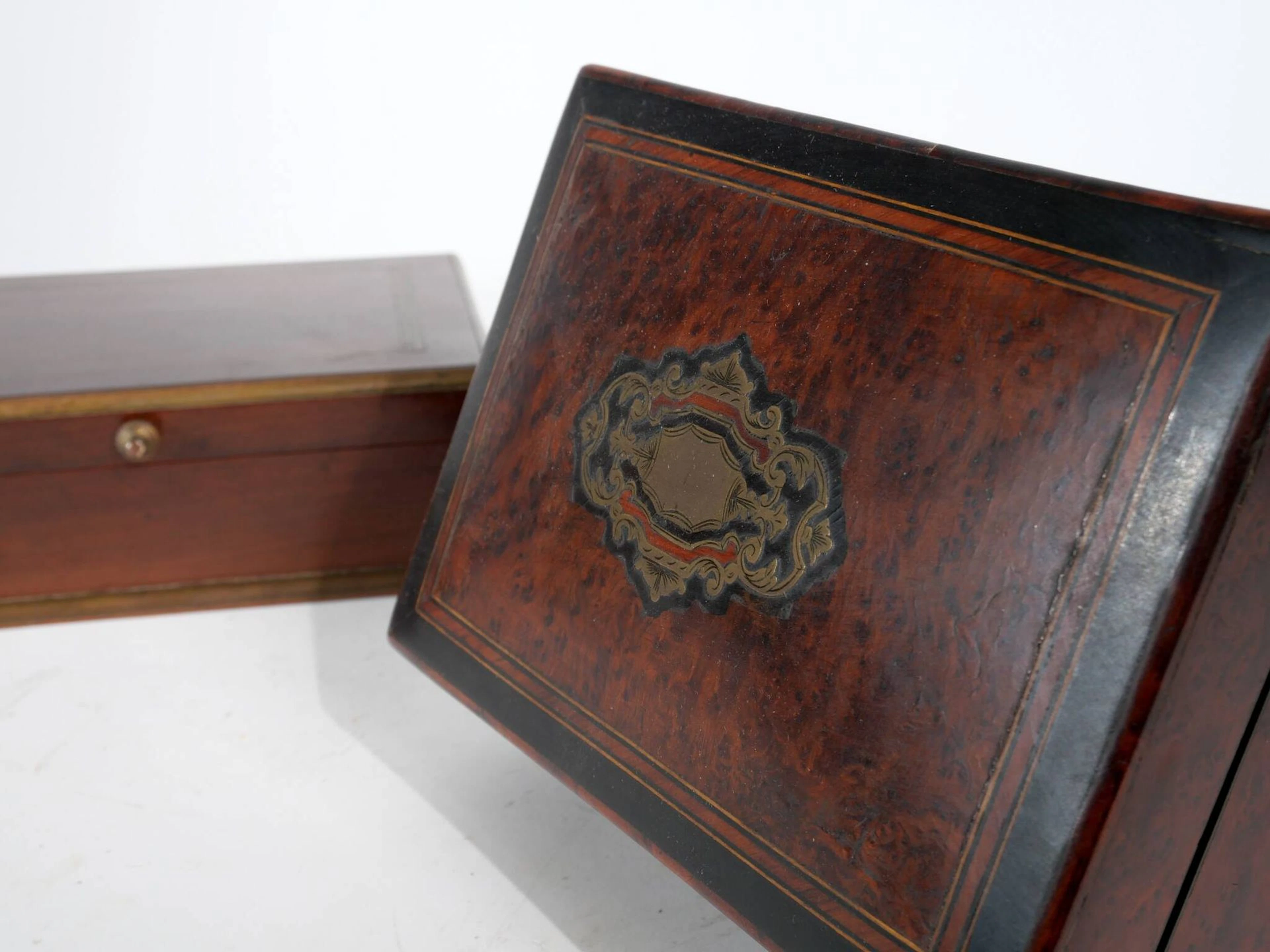 A sewing box made of veneered wood and blackened wood, featu - Lot 340