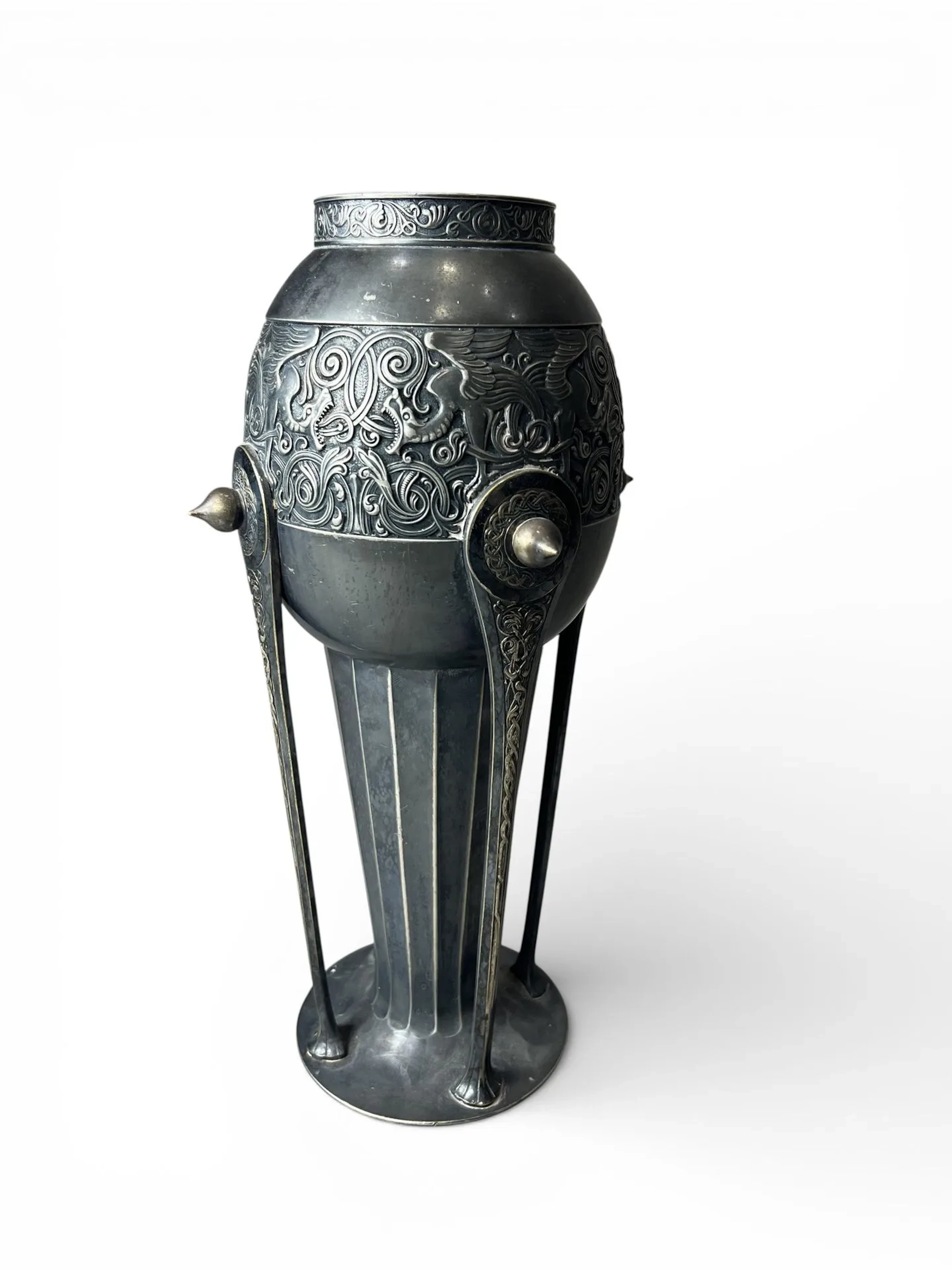 WMF - Württembergische Metallwarenfabrik, Allemagne Vase en métal argenté à décor tournant d'une frise de dragons ailés, rinceaux et volutes, poiçon WMF sous la base Ht. : 33 cm