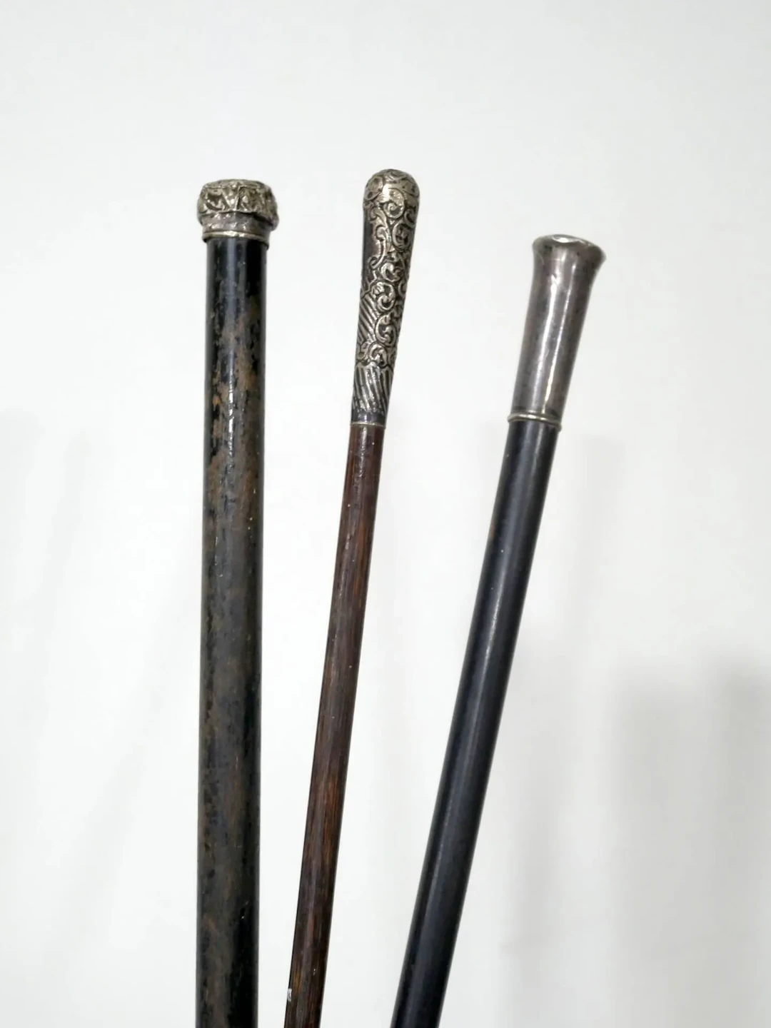 Set of two walking sticks and an umbrella handle, one pommel - Lot 288