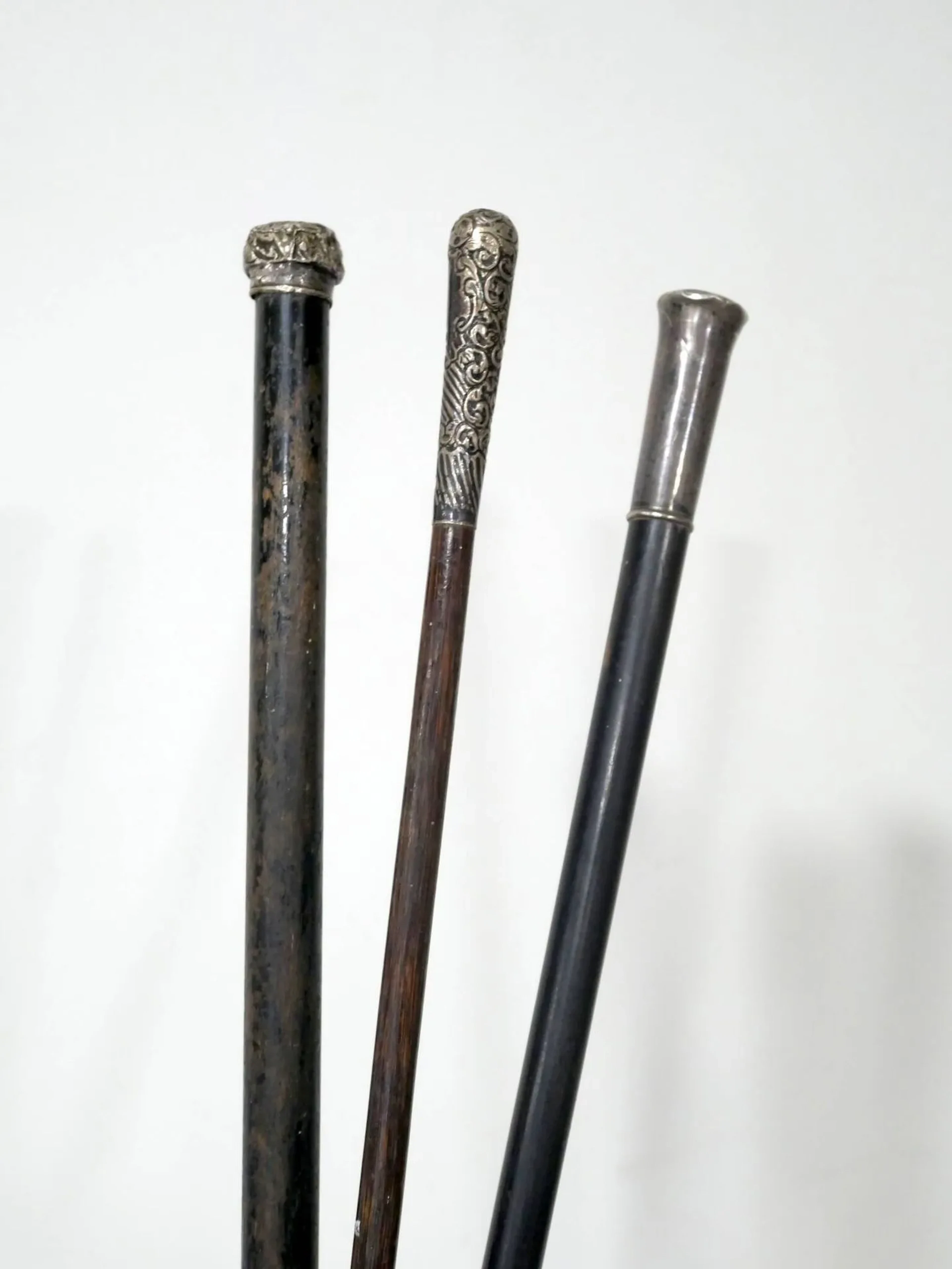 Set of two walking sticks and an umbrella handle, one pommel - Lot 288