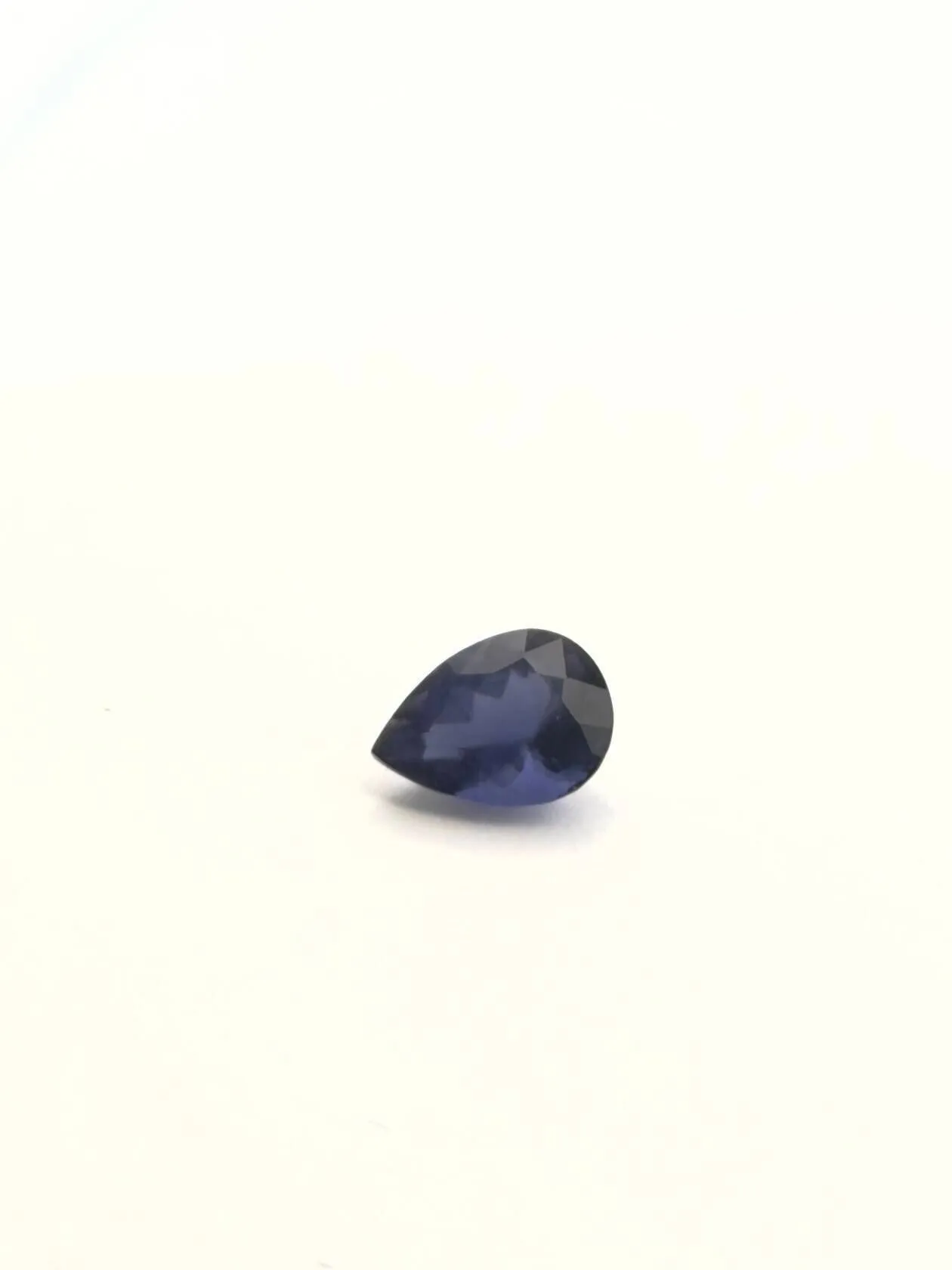 Pear cordierite on paper. Size: 10 x 8 mm. Weight : 2.20 cts - Lot 77