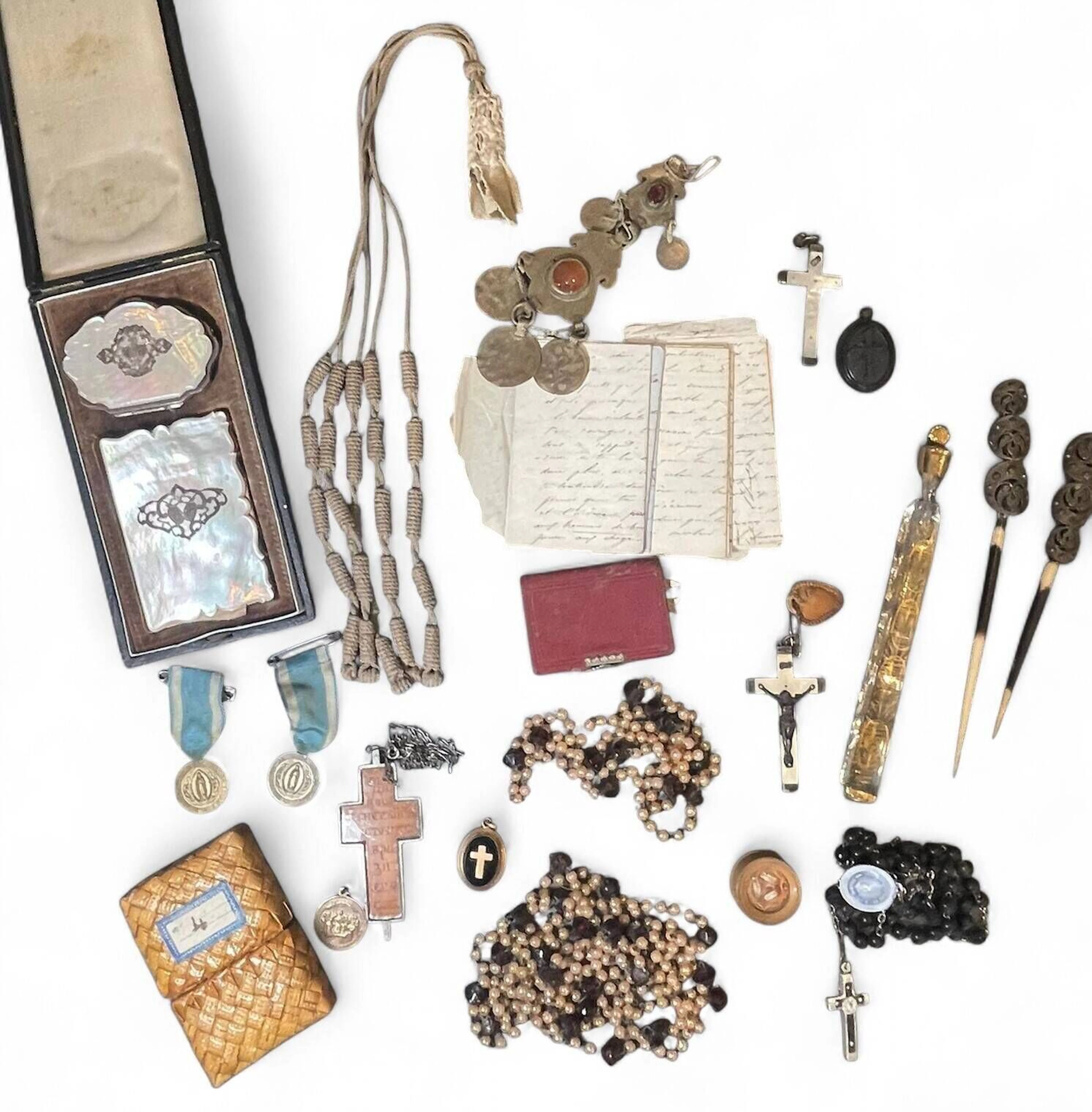 Lot d'objets de vitrine comprenant : Divers chapelets, souvenirs du Mont Athos, Carnet de bal et porte monnaie en nacre, correspondance sur l'entrée au couvent d'une fille de la Famille Cuverville, étuis, médailles religieuses...