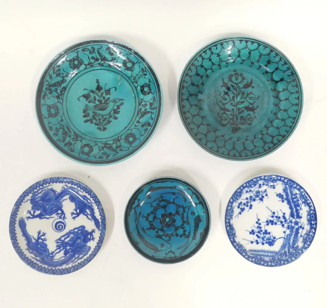 Set of five porcelain or earthenware bowls decorated with st - Lot 180