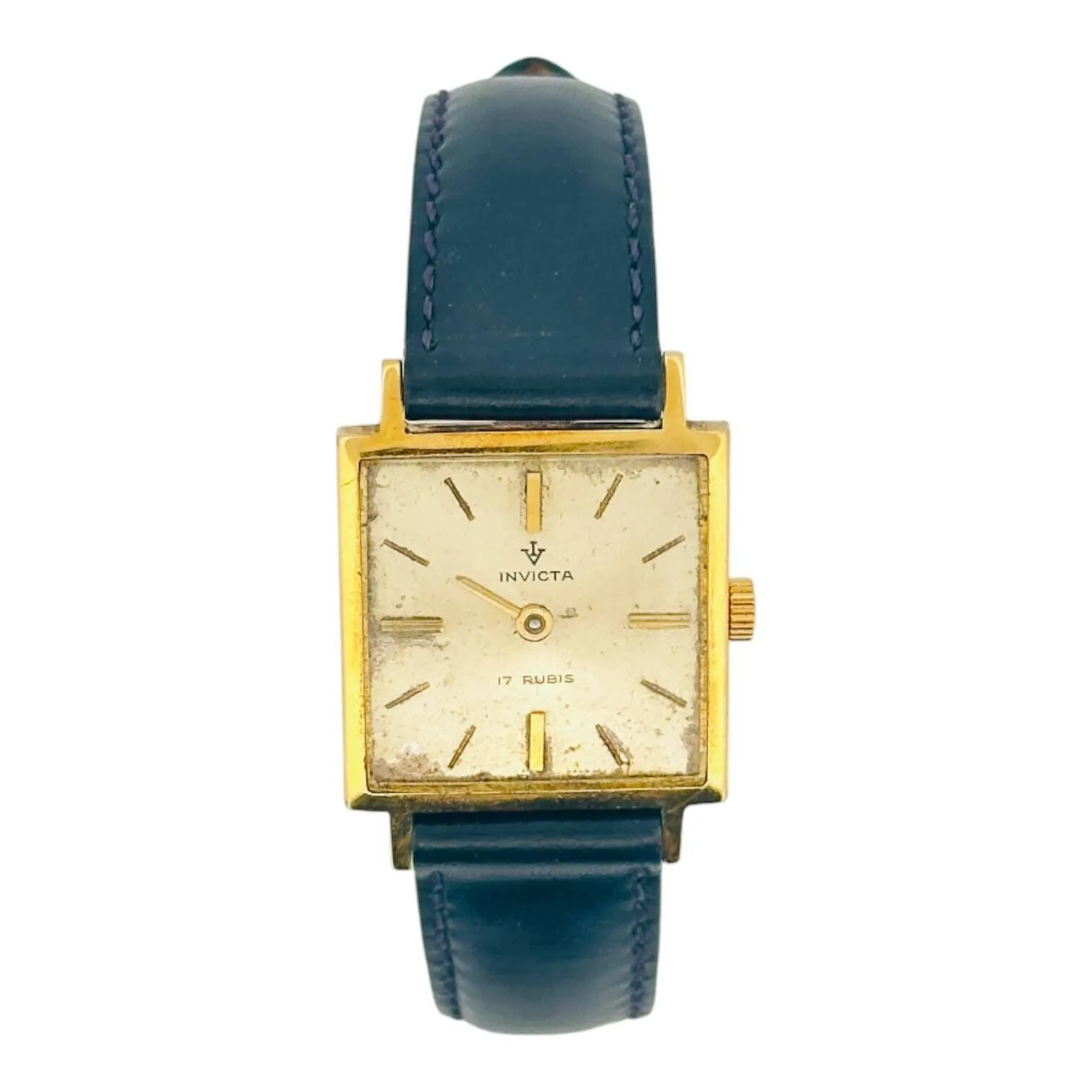 INVICTA Montre-bracelet en or 18K (750 millièmes), cadran argenté index en appliques dorées, aiguille des heures dorée. Fond clipé en or 18K (750 millièmes) signé Invicta. Mouvement mécanique à remontage manuel signé Invicta. Bracelet en cuir noir, boucle ardillon en métal doré. Montre non fonctionnelle lors de l’expertise, sans garantie de fonctionnement futur et d’état des pièces. Rayures au boitier, manque l’aiguille des minutes, marques importantes au cadran. Vers 1970 Poids brut 17,2 g Dimensions 21 x 29 mm