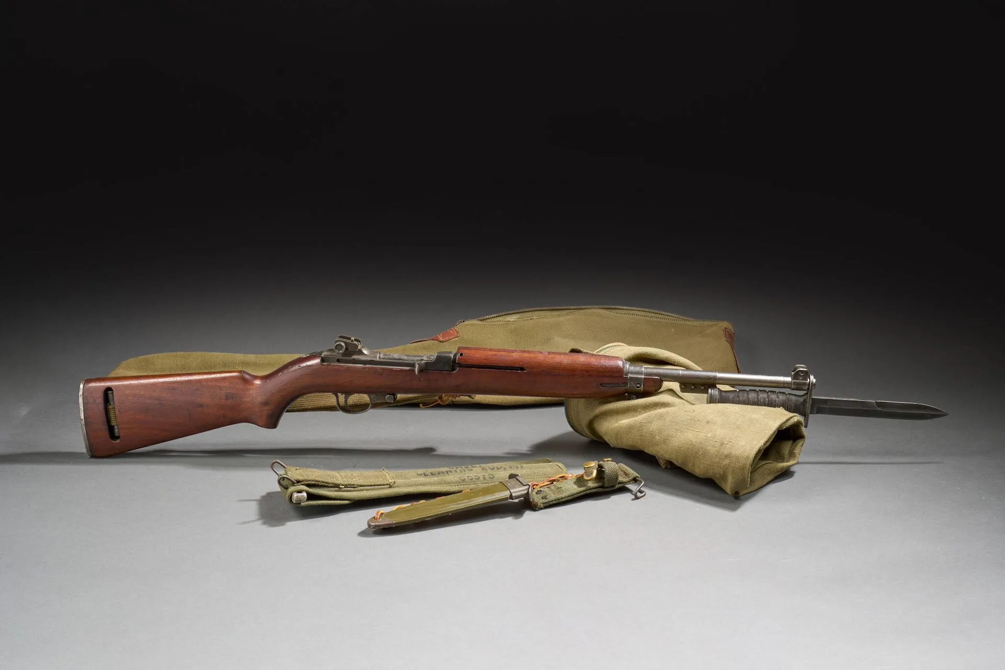 Ensemble, carabine M1. Comprenant : Carabine M1. Fabrication IBM CORPS 43. Calibre 30 M1. Num 3844026. Reconditionnée pour la guerre de Corée. Bonne mécanique. Sans chargeur. Arme de catégorie B. -Deux housses US. -Nécessaire de nettoyage dans étui en toile kaki. -Baïonnette Camillus USM4 avec étui USM8 A1.
