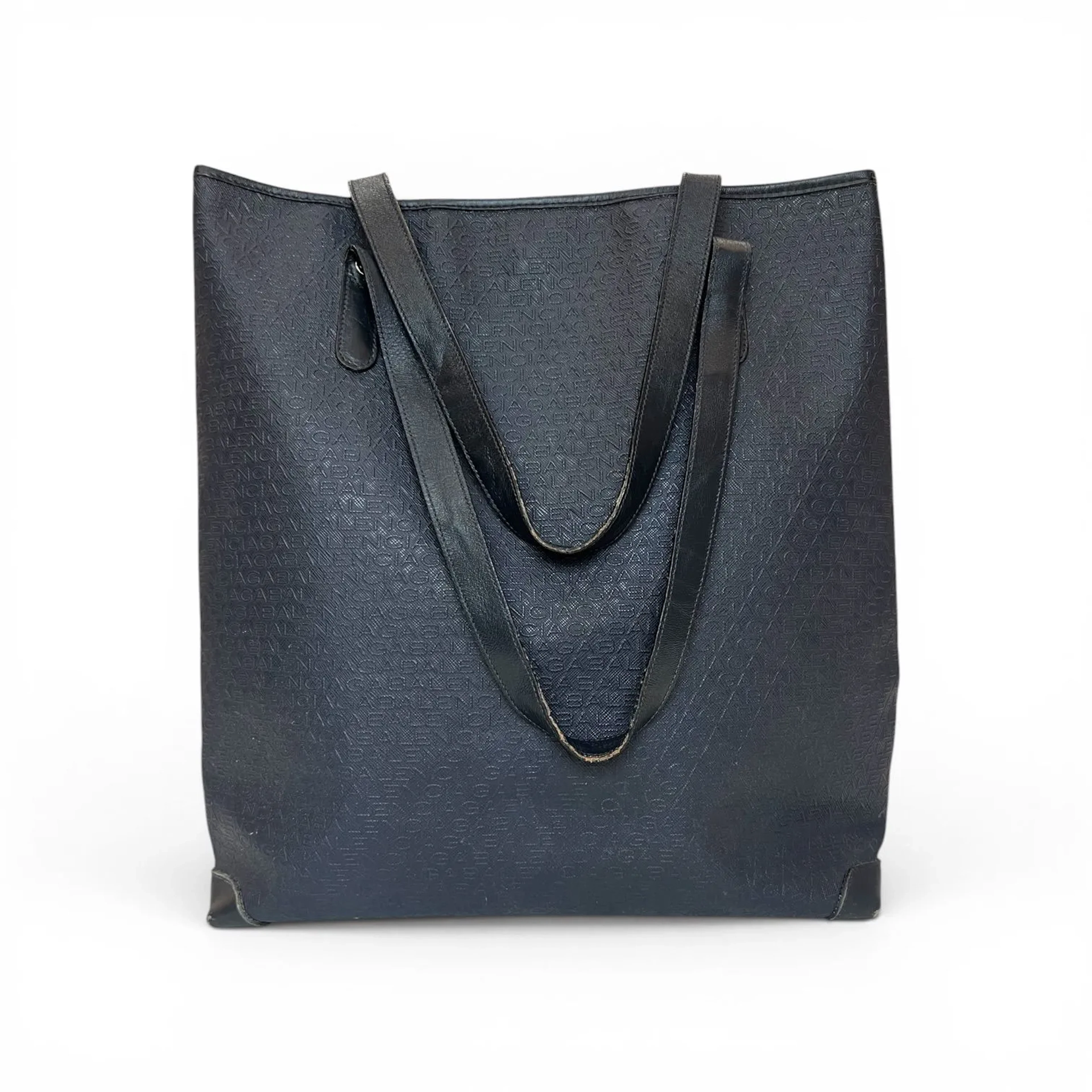 BALENCIAGA Sac cabas en toile enduite monogrammé bleu nuit Doublure en vinyle noir Fermeture par bouton aimanté Traces de frottement aux angles Circa 1990 Dimensions : 34x36x10 cm environ