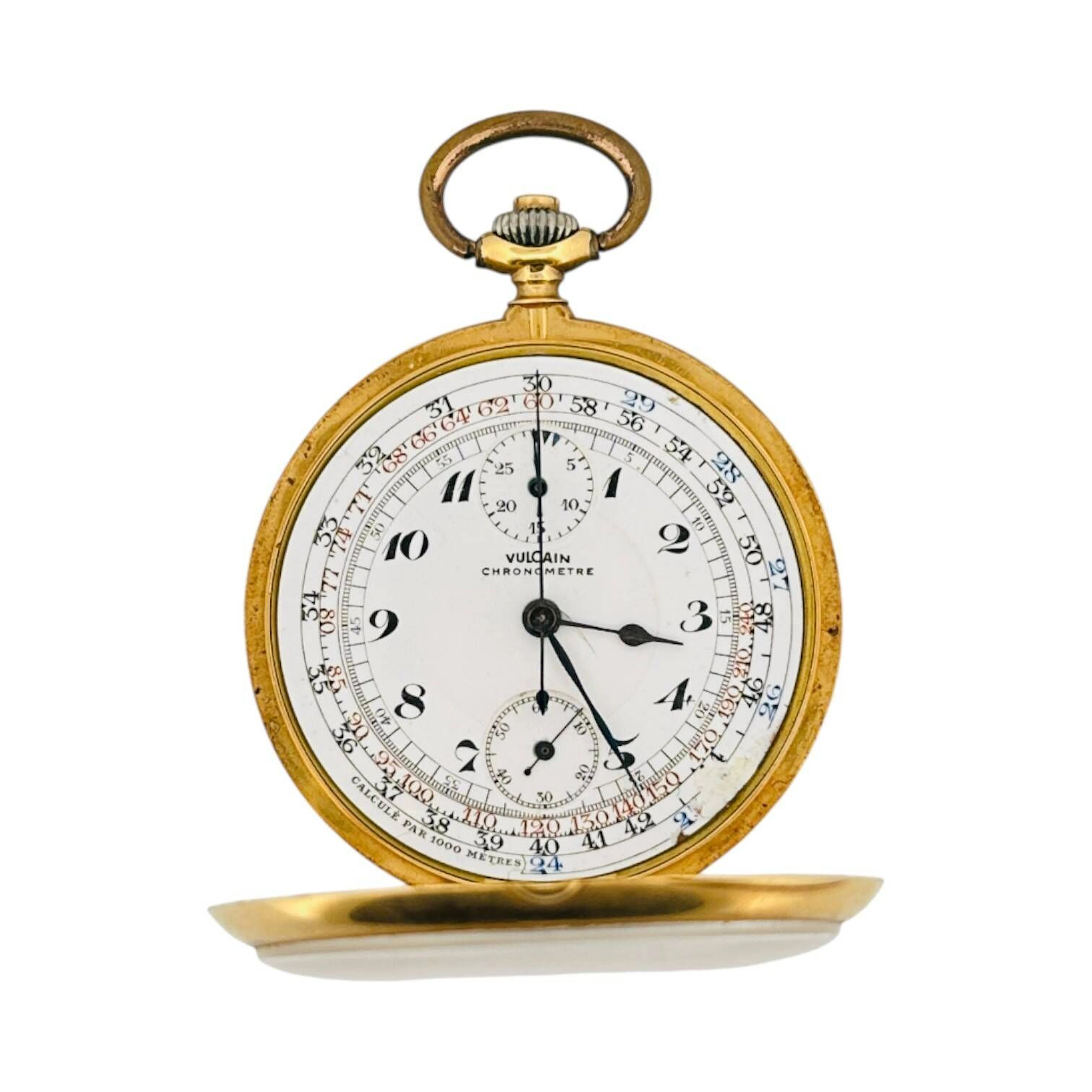 VULCAIN Montre de poche chronographe en or 18K (750 millièmes), cadran en émail blanc, minuterie chemin de fer noire, index des heures chiffres arabes en décalques noires, aiguilles poires noires, petite seconde à six heures, totalisateur des 30 minutes du chronographe à midi, échelle tachymétrique noire/bleue/rouge. Fond de boitier à charnière en or 18K (750 millièmes) signé Vulcain numéroté 39353, cache-poussières en or 18K (750 millièmes) gravé des médailles obtenues par Vulcain. Mouvement mécanique de chronographe à remontage manuel, numéroté 342 et 451, échappement à ancre. Montre et chronographe fonctionnels lors de l’expertise, sans garantie de fonctionnement futur et d’état des pièces. Rayures, marques et enfoncement au boitier, accidents au cadran. Diamètre 51 mm Poids brut 92,5 grammes Travail suisse vers 1900