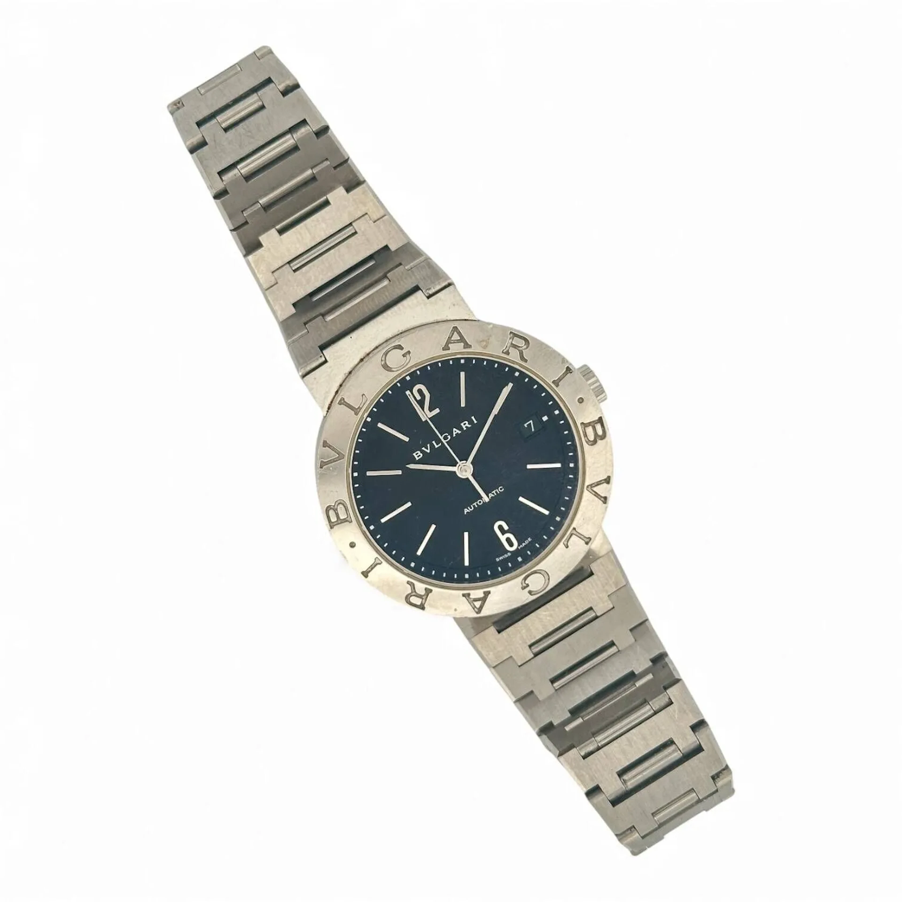 BULGARI Montre bracelet en acier, cadran noir mat, index argentés bâtons et chiffres arabes à midi et six heures en appliques, date à trois heures. Lunette gravé BULGARI. Fond en acier signé Bulgari référence BB38SL AUTO et numéroté L2430. Mouvement mécanique à remontage automatique signé Bulgari. Bracelet en acier, boucle déployante en acier signée Bulgari. Montre fonctionnelle lors de l’expertise, sans garantie de fonctionnement futur et d’état des pièces. Rayures et marques au boitier et au bracelet. Vers 2000 Diamètre 35 mm