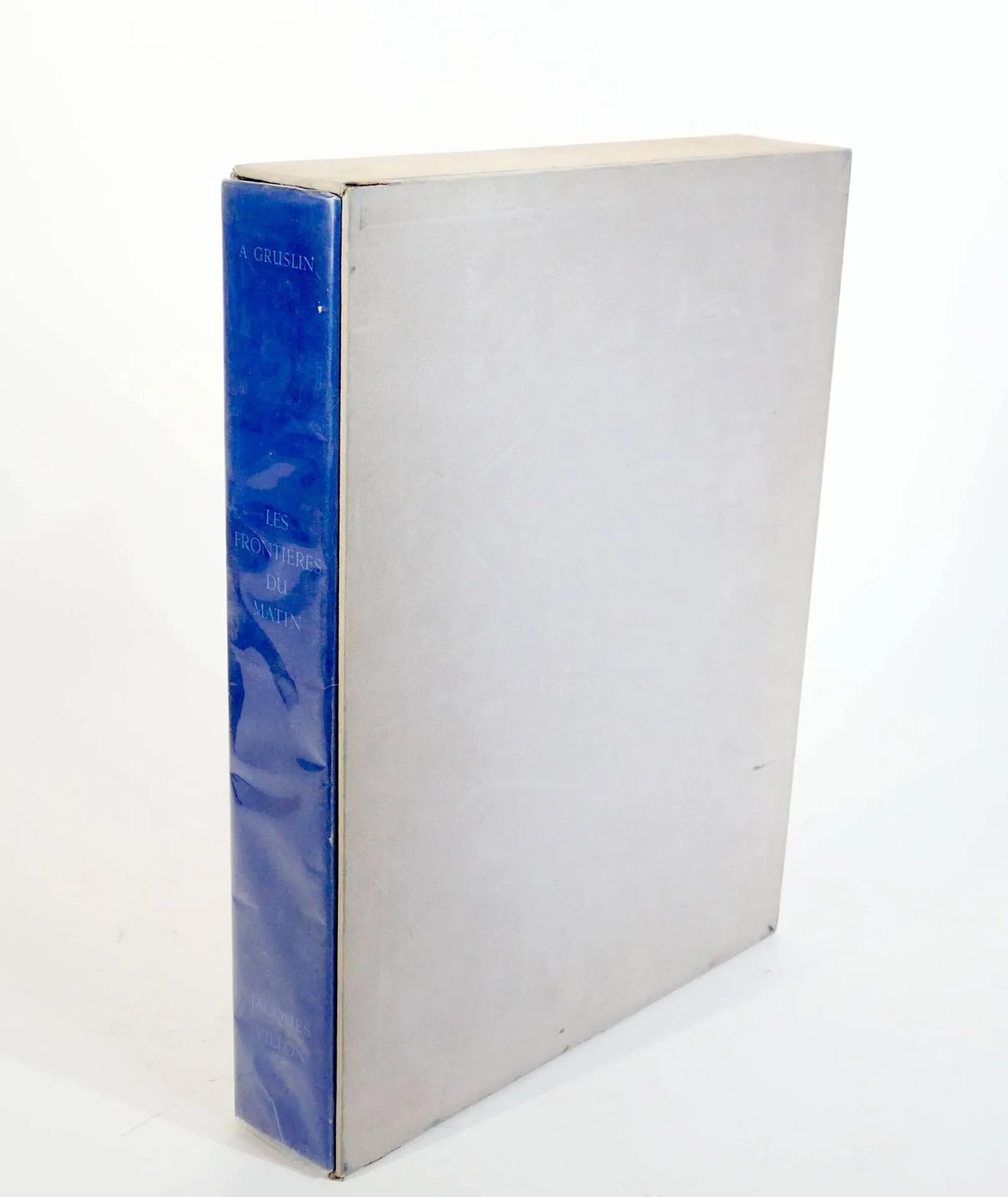 [VILLON (Jacques)]. GRUSLIN (Arsène). Les frontières du matin. Paris, Vialetay, 1962. In-folio, en feuilles sous couverture rempliée et emboîtage, édition originale, illustrée de 12 eaux-fortes de Jacques Villon, sous serpente au nom de l'auteur et de l'artiste, dont une double en noir, 7 planches en noir et 4 planches en couleurs. Tirage limité à 178 exemplaires numérotés signés par l'artiste et par l'auteur, celui-ci n°127, un des 102 sur vélin de Rives comprenant une épreuve en noir de la planche avec remarques.