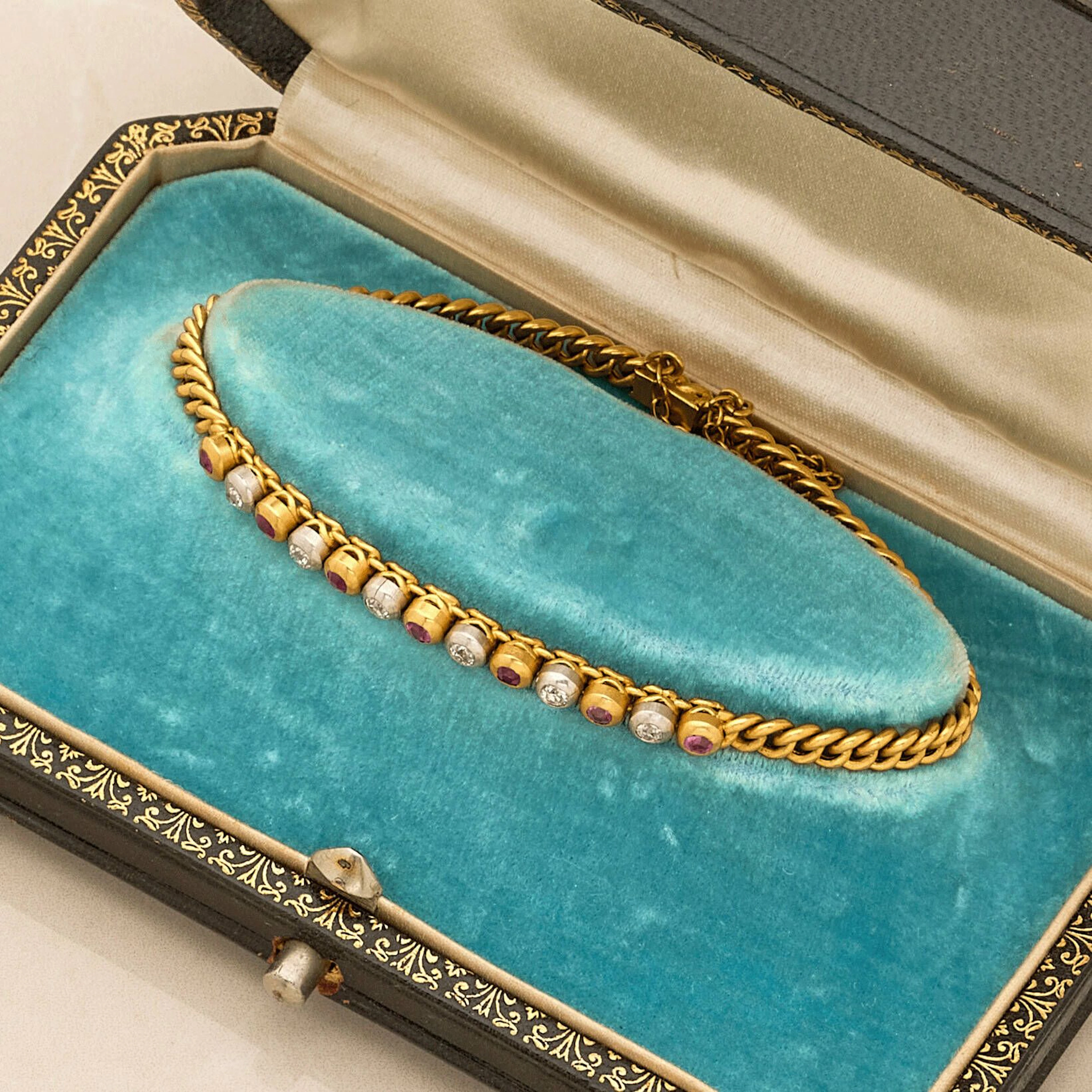 18k gold (750e) bracelet, featuring a curb chain, centered w - Lot 137