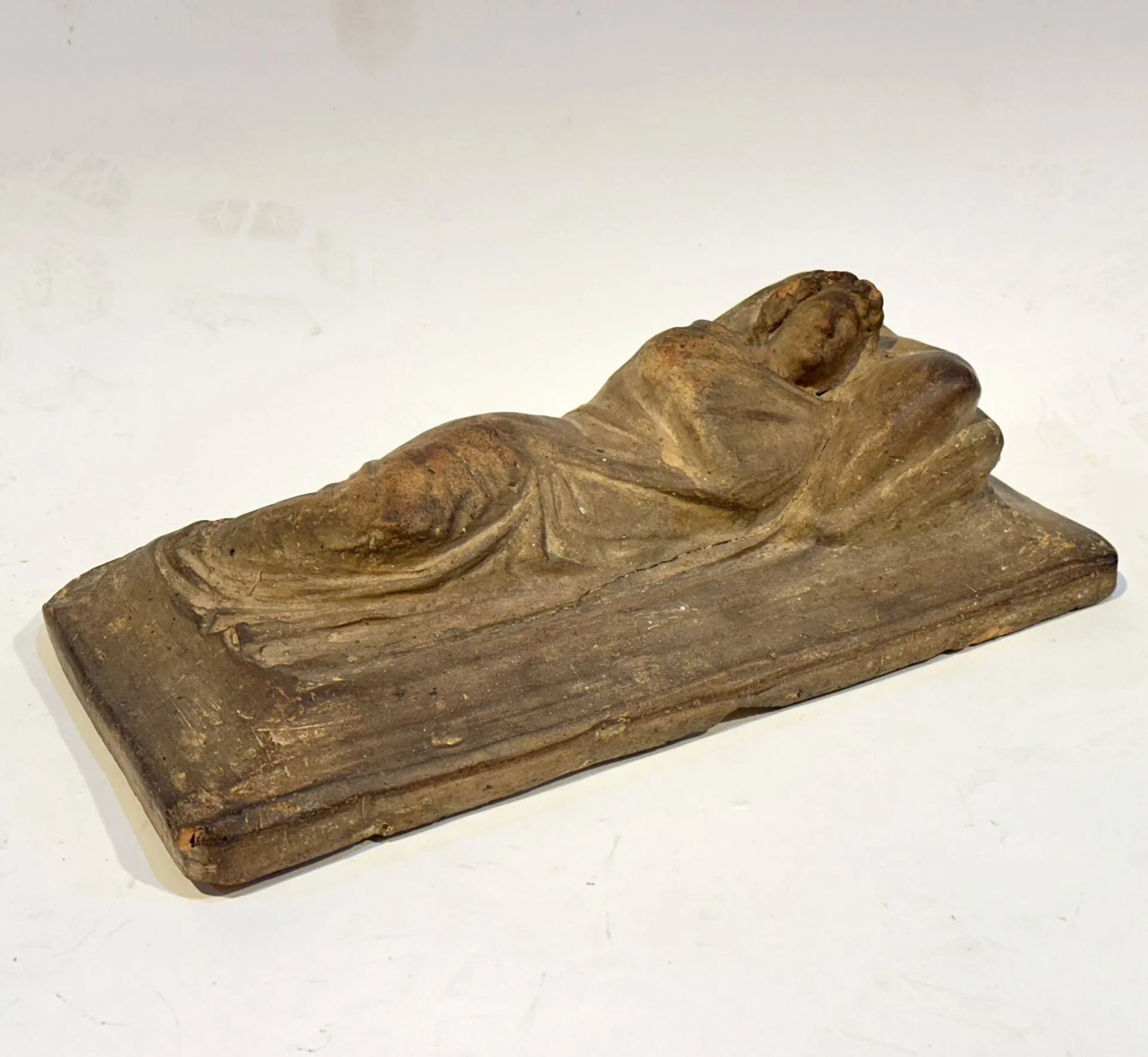 Cinerary urn lid featuring a reclining figure whose head res - Lot 180