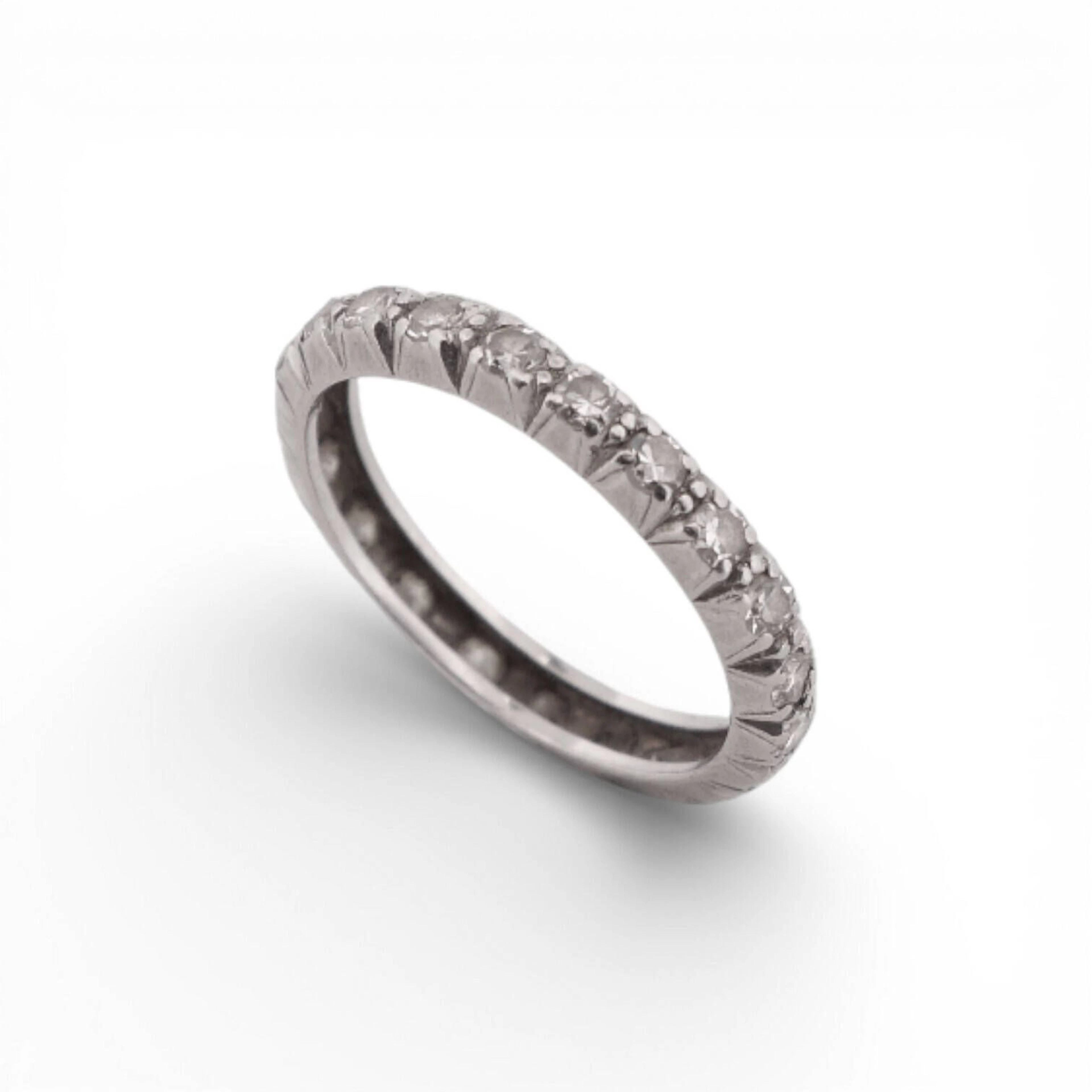 Alliance américaine en platine (850) sertie de diamants ronds. Tour de doigt : 49 - Poids brut : 2.07 g. (égrisures)