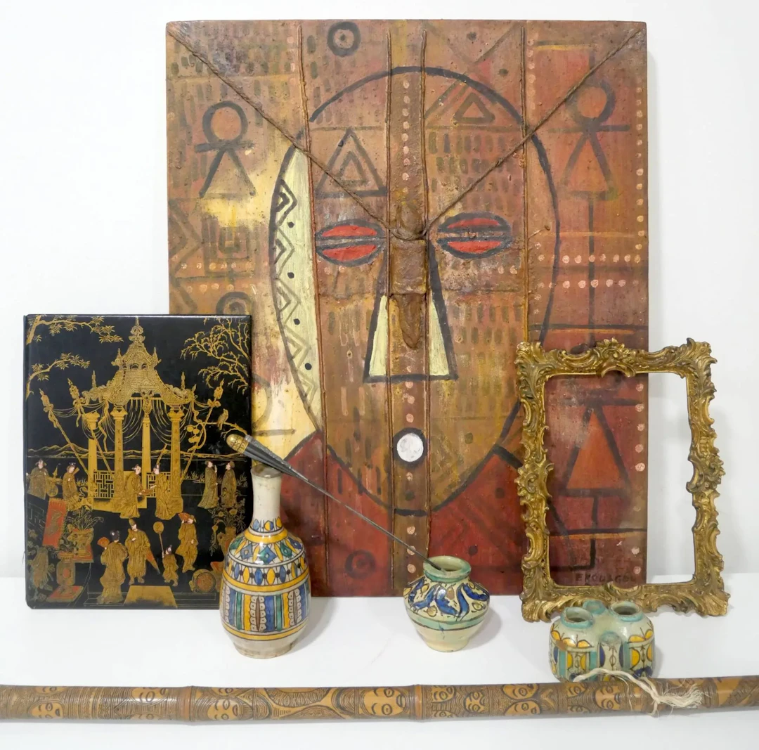 Set of travel souvenirs including: - Lot 93