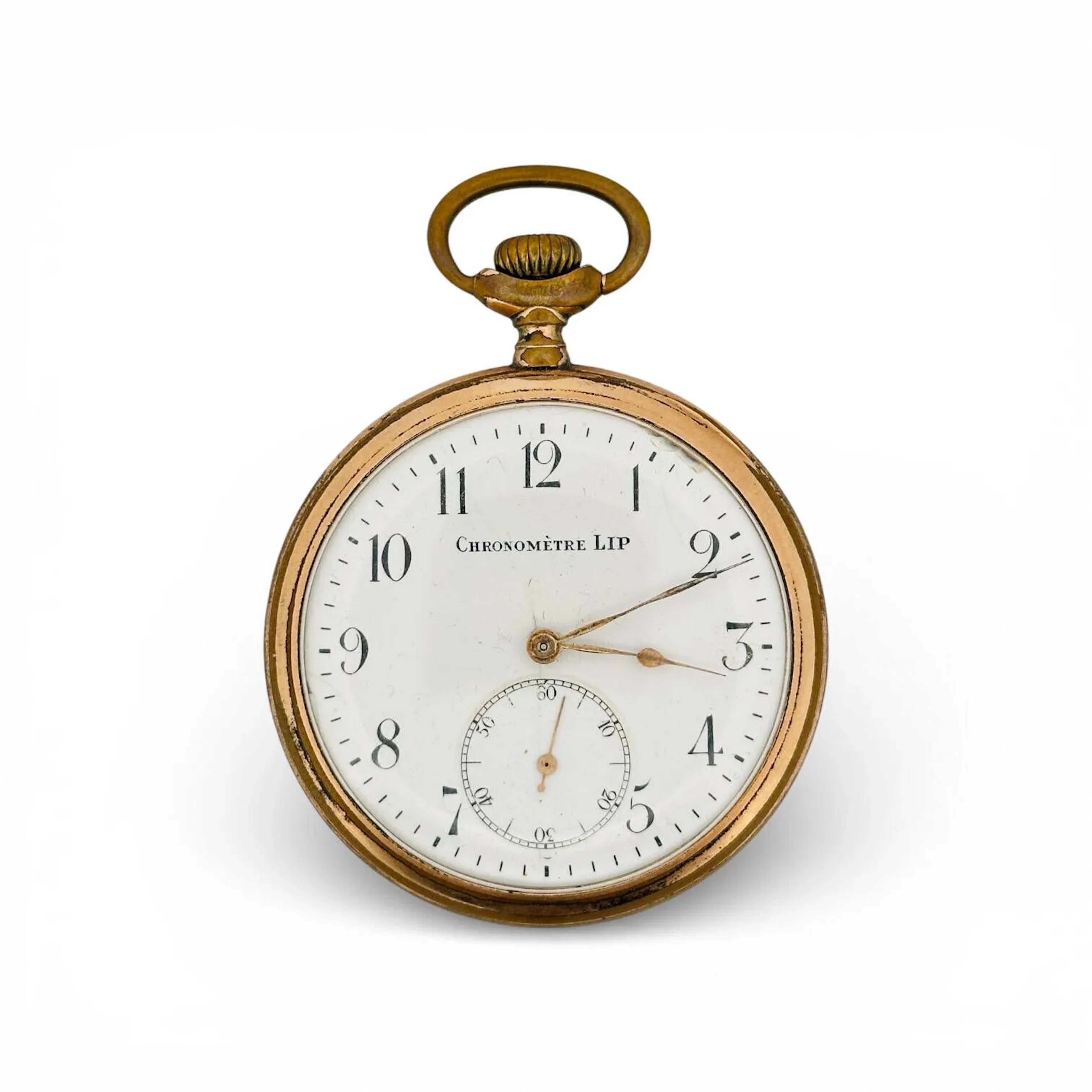 LIP Montre de gousset à boîtier en plaqué or. Cadran émaillé blanc à chiffre arabes pour les heures et trotteuse à 6 heures. Couvercle du boitier chiffré et intérieur numéroté. Mouvement mécanique à remontage manuel. Diam. 5 cm Fortes usures à la dorure