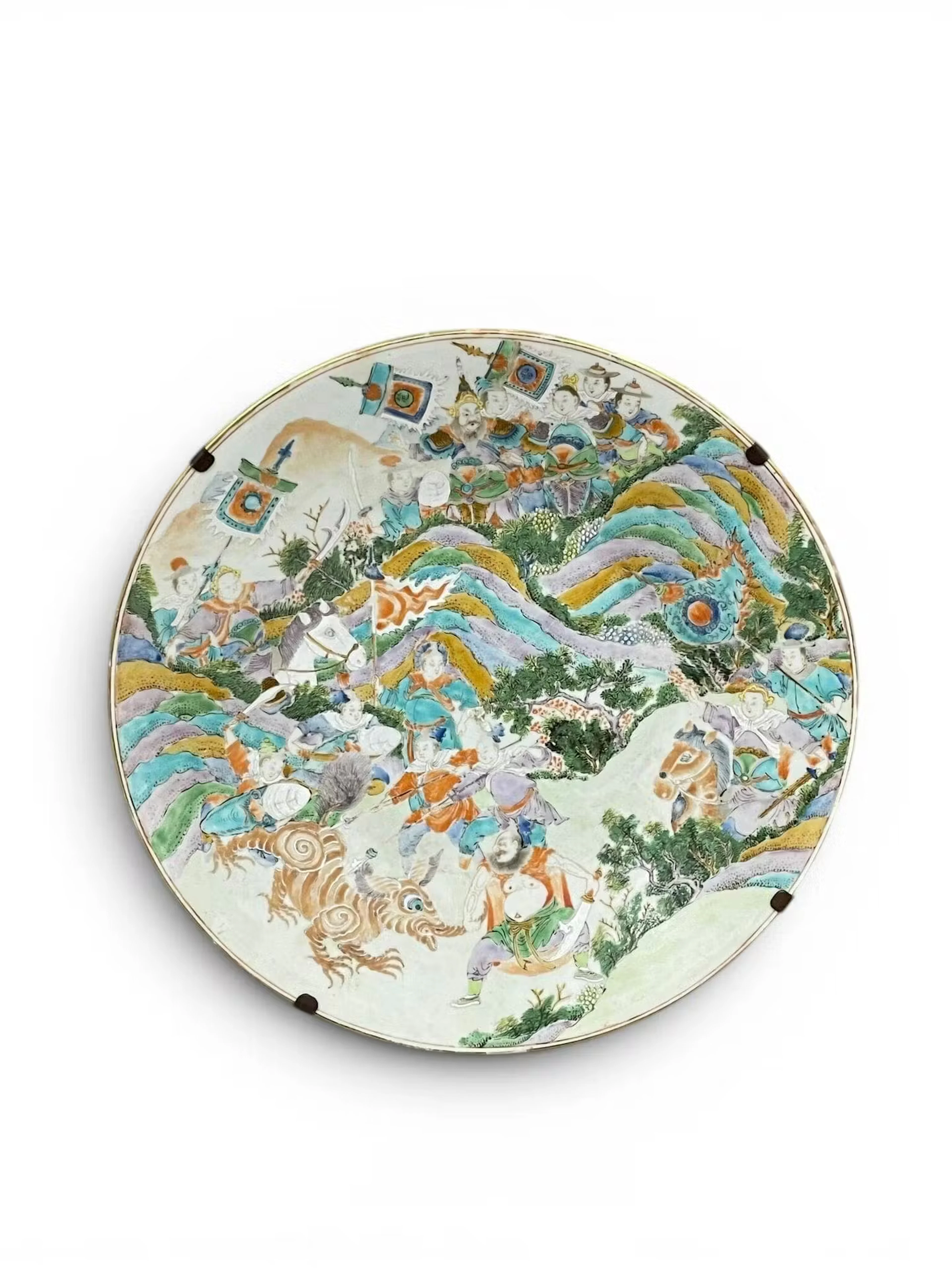 CHINE XXe siècle, Plat en porcelaine à décor d'une scène de bataille Au dos ancienne étiquette numérotée à Port Said en Egypte. Diam. 40 cm.
