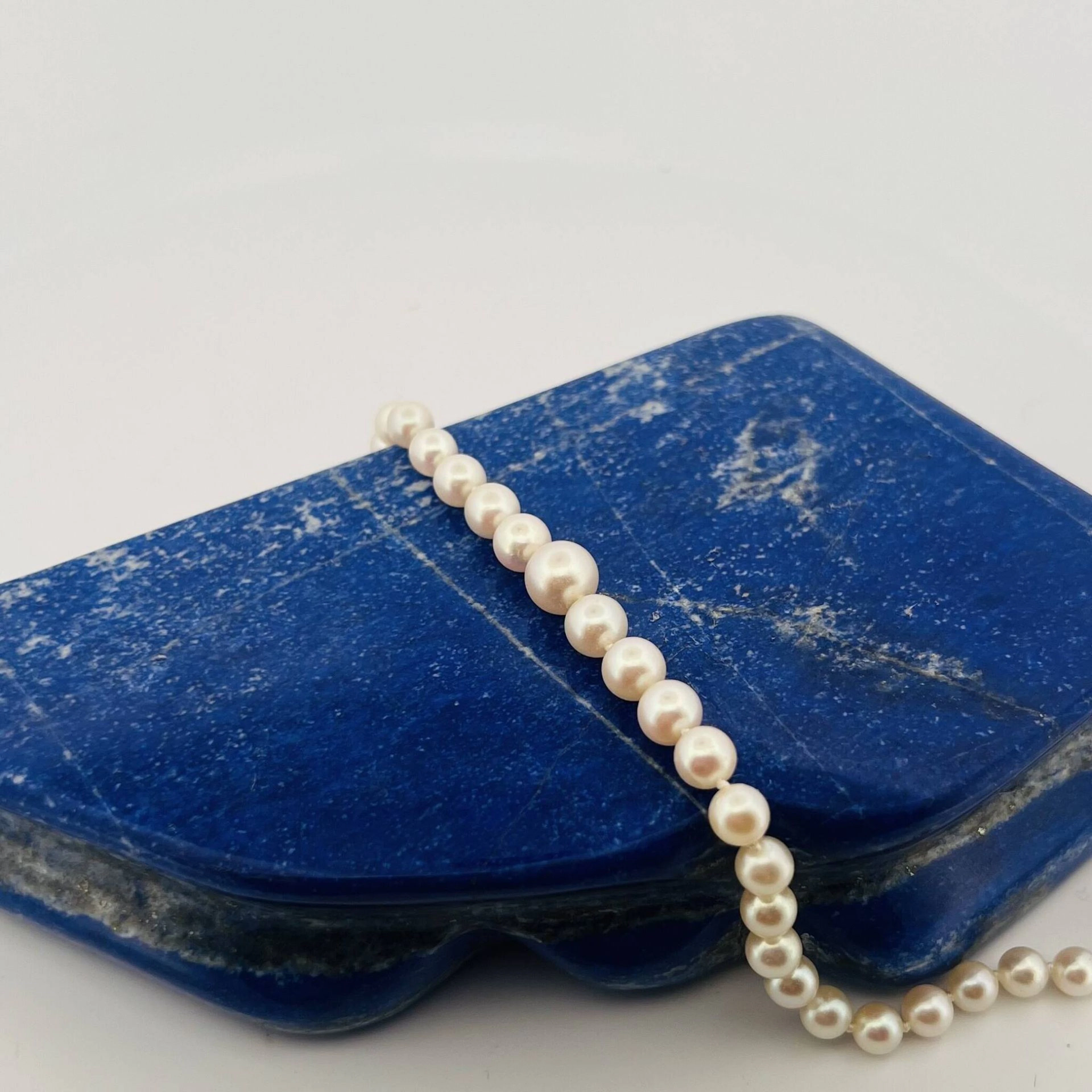 A necklace of regular and drop cultured pearls. Rectangular - Lot 326
