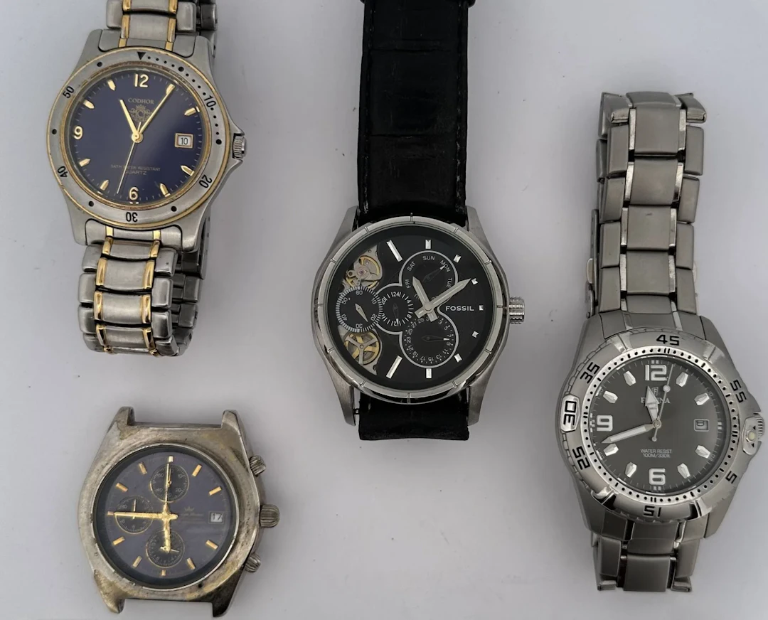 Set of three men's wristwatches and one watch case (shows si - Lot 142