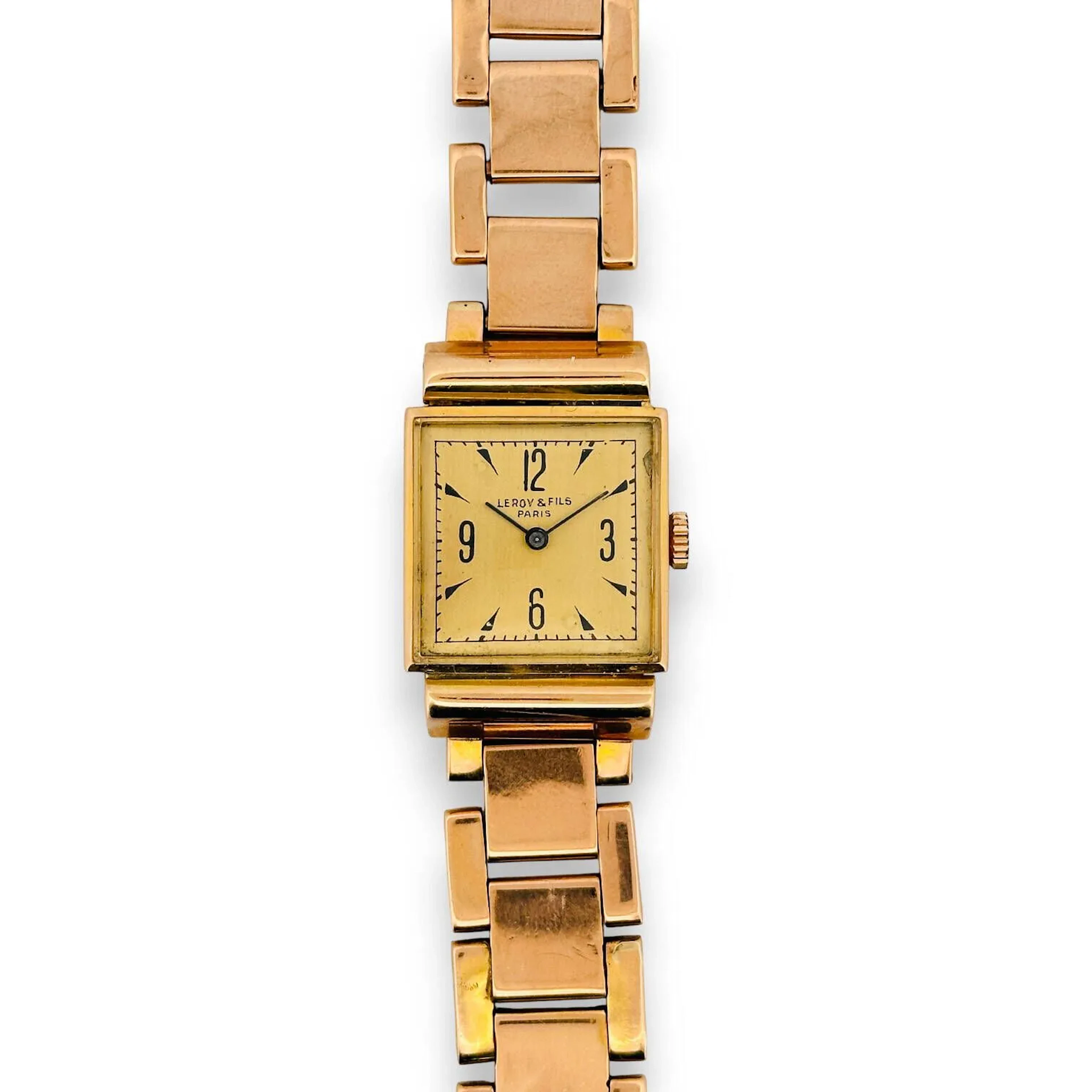 LEROY & Fils Paris Montre bracelet en or rose 18k (750 millièmes) la lunette de section carré, index chiffres arabes et cônes noirs aux quarts. Mouvement mécanique à remontage mécanique. Poinçons tête d'aigle. Poids brut : 57.60 g - Révision à prévoir.