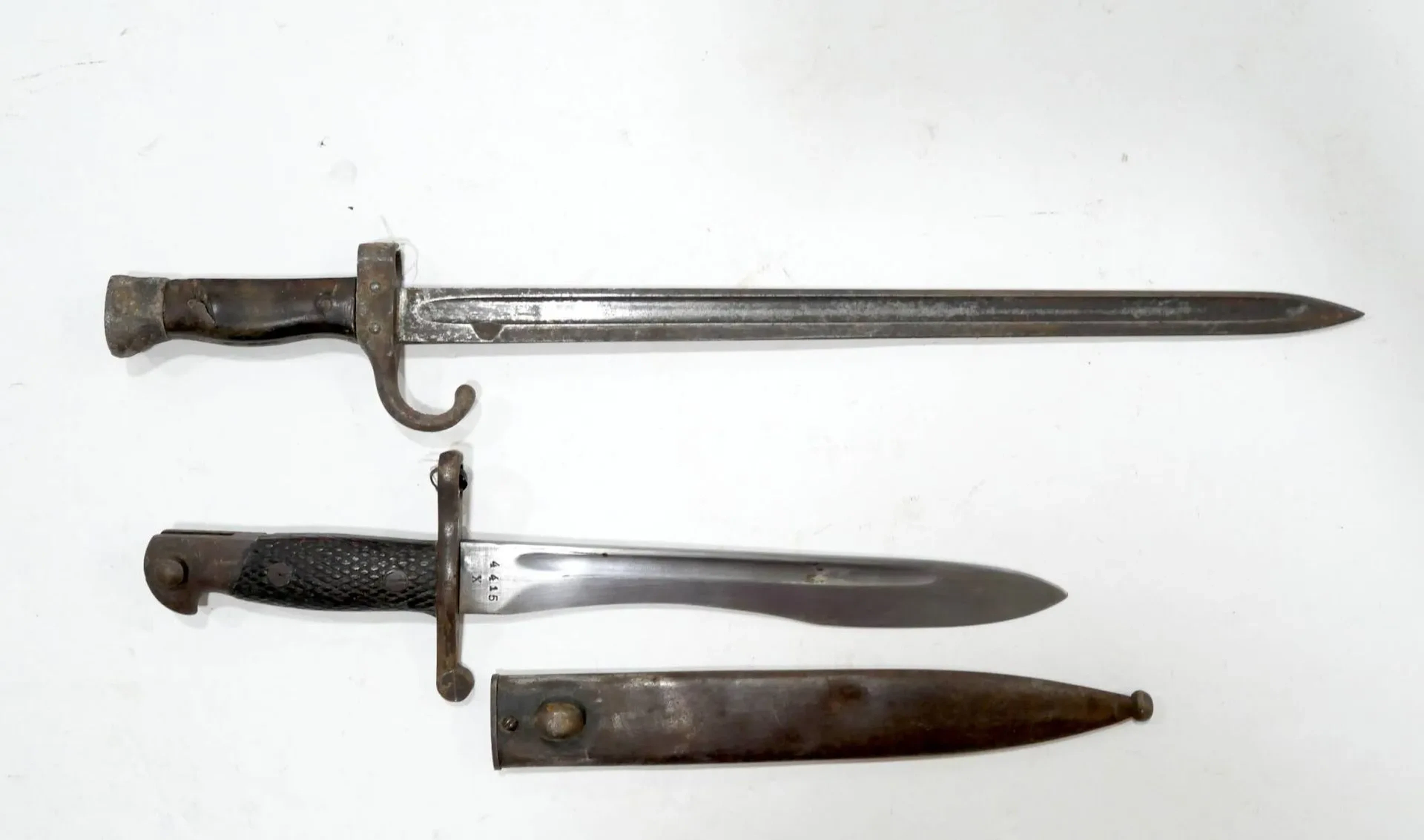 Ensemble de deux baïonnettes. Comprenant une espagnole pour fusil Mauser avec fourreau. Baïonnette française modèle 1892 Berthier. SF En l’état.