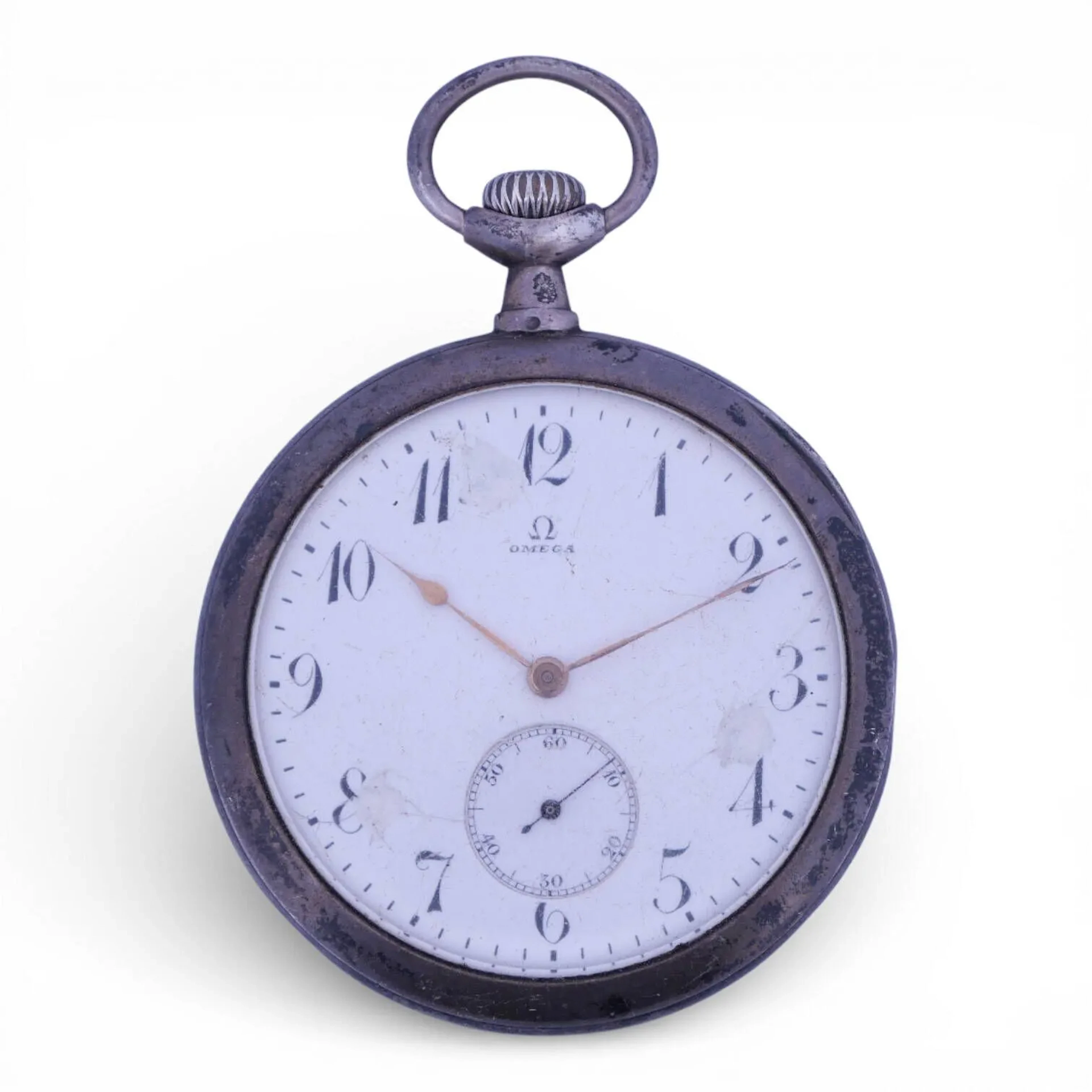 OMEGA Montre de gousset en argent (800 min.), cadran émaillé en plein signé à chiffre arabes pour les heures, trotteuse à 6 heures et aiguilles dorées. Boîtier chiffré "ME", intérieur numéroté 4549344. Mouvement mécanique à remontage manuel Titre: Poinçon d'importation cygne Poids brut: 81,1 gr Chocs et rayures, accidents à l'émail
