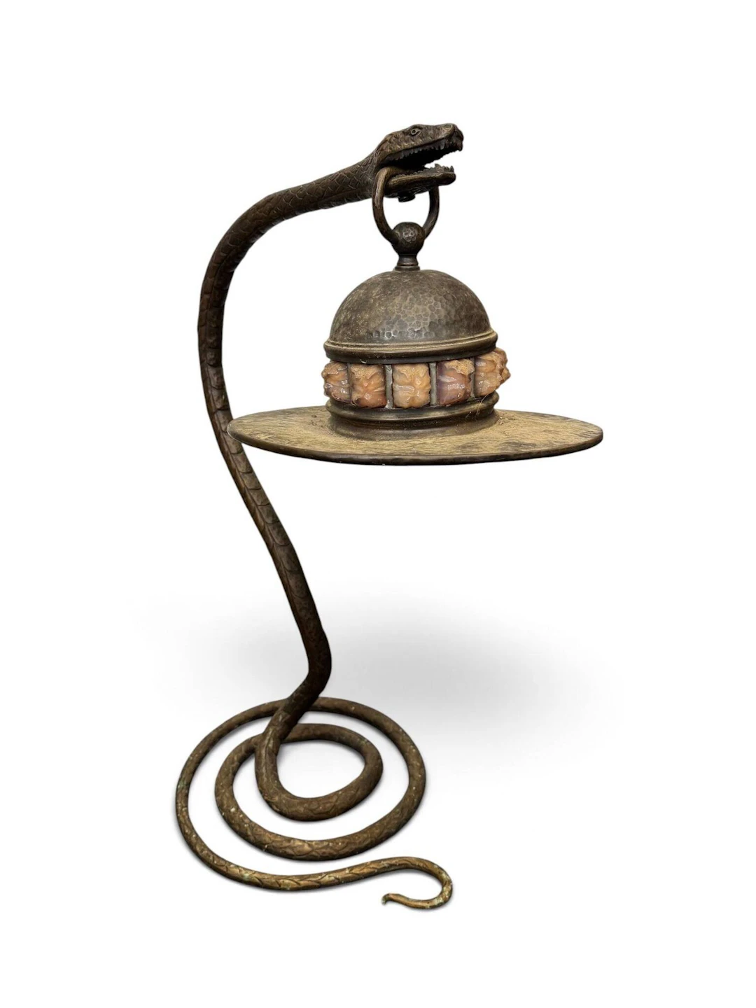 Bronze lamp depicting a cobra holding a hammered brass penda - Lot 318