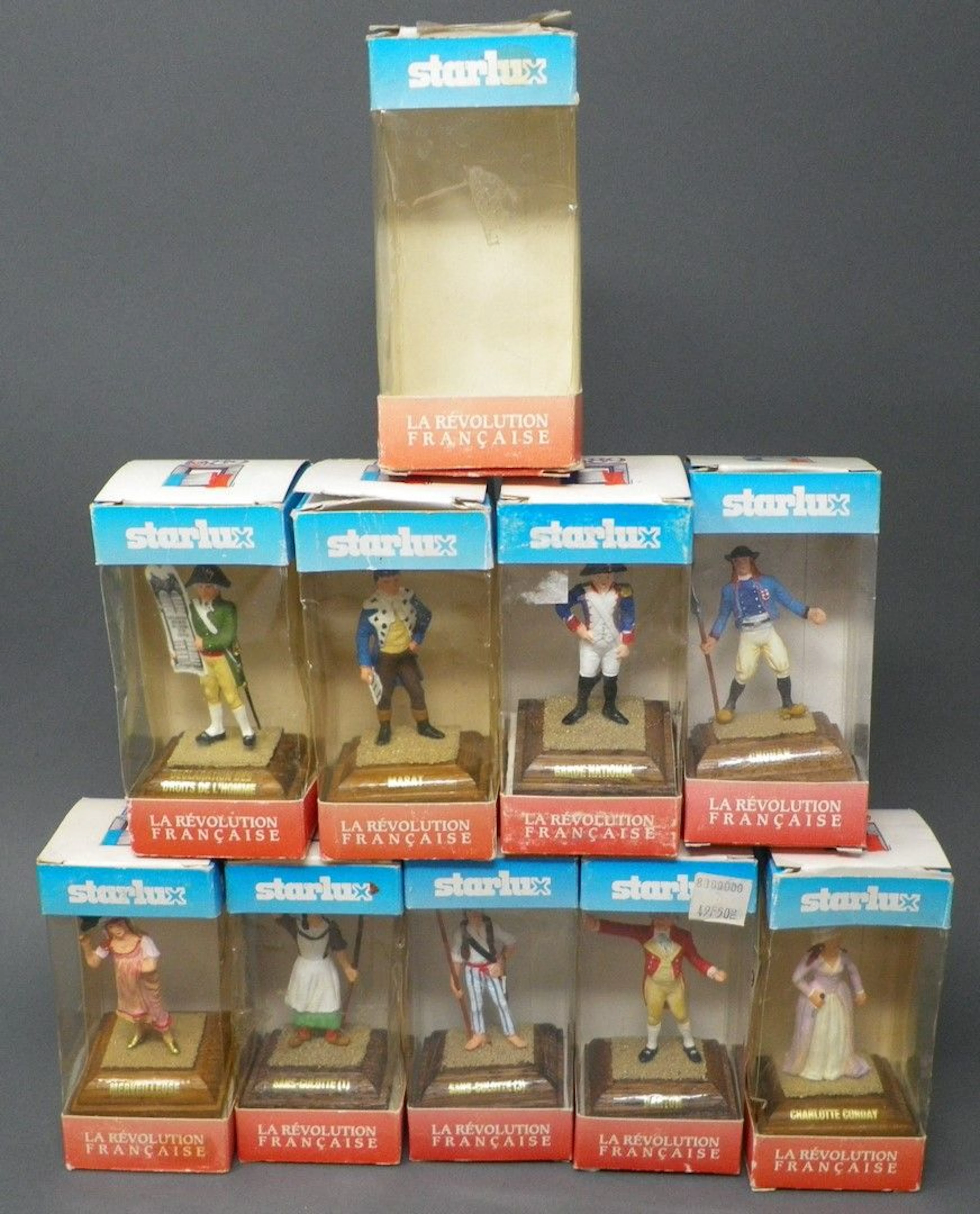 STARLUX - La révolution française Neuf figurines dans leur boîte d'origine : - chouan - Charlotte Corday - Danton - déclaration des droits de l'homme - garde national - Marat - Merveilleuse - sans-culotte (1) - (3) On y joint une boîte vide. Jouets anciens pouvant présenter des manques de peinture, des chocs ou des manques, y compris pour les conditionnements éventuels. Vendus en l'état et sans réclamations.