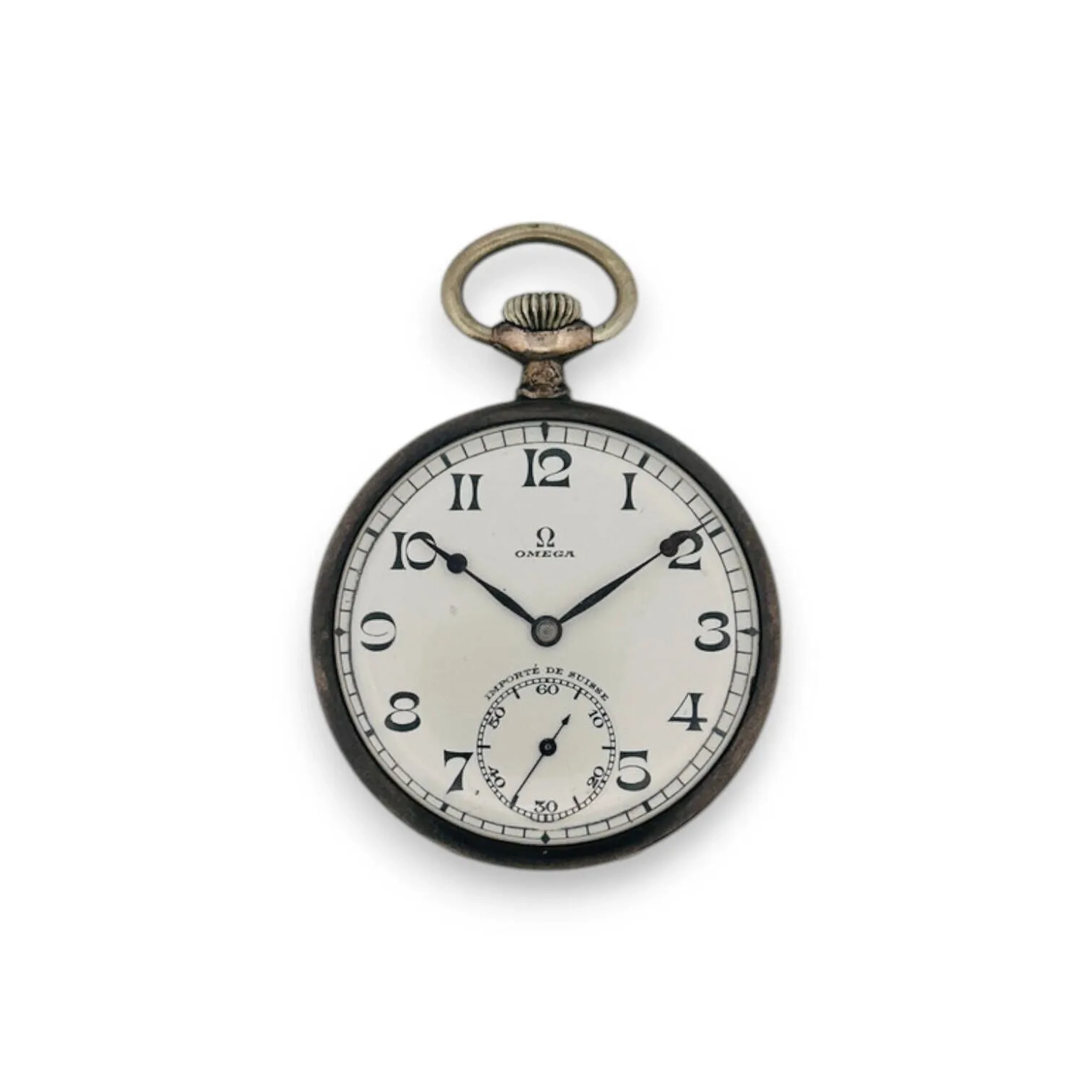 OMEGA Montre de gousset en argent (800) à cadran émaillé blanc, chiffres arabes pour les heures, trotteuse à 6 heures et chemin de fer, aiguilles type Breguet en acier bleui. Intérieur du couvercle signé et numéroté "8282617", cache-poussière en argent (800) numéroté. Remontoir et bélière en métal. Mouvement signé et numéroté "7452103". Mouvement mécanique à remontage manuel Diam. 50 mm Poids: Rayures et petits chocs
