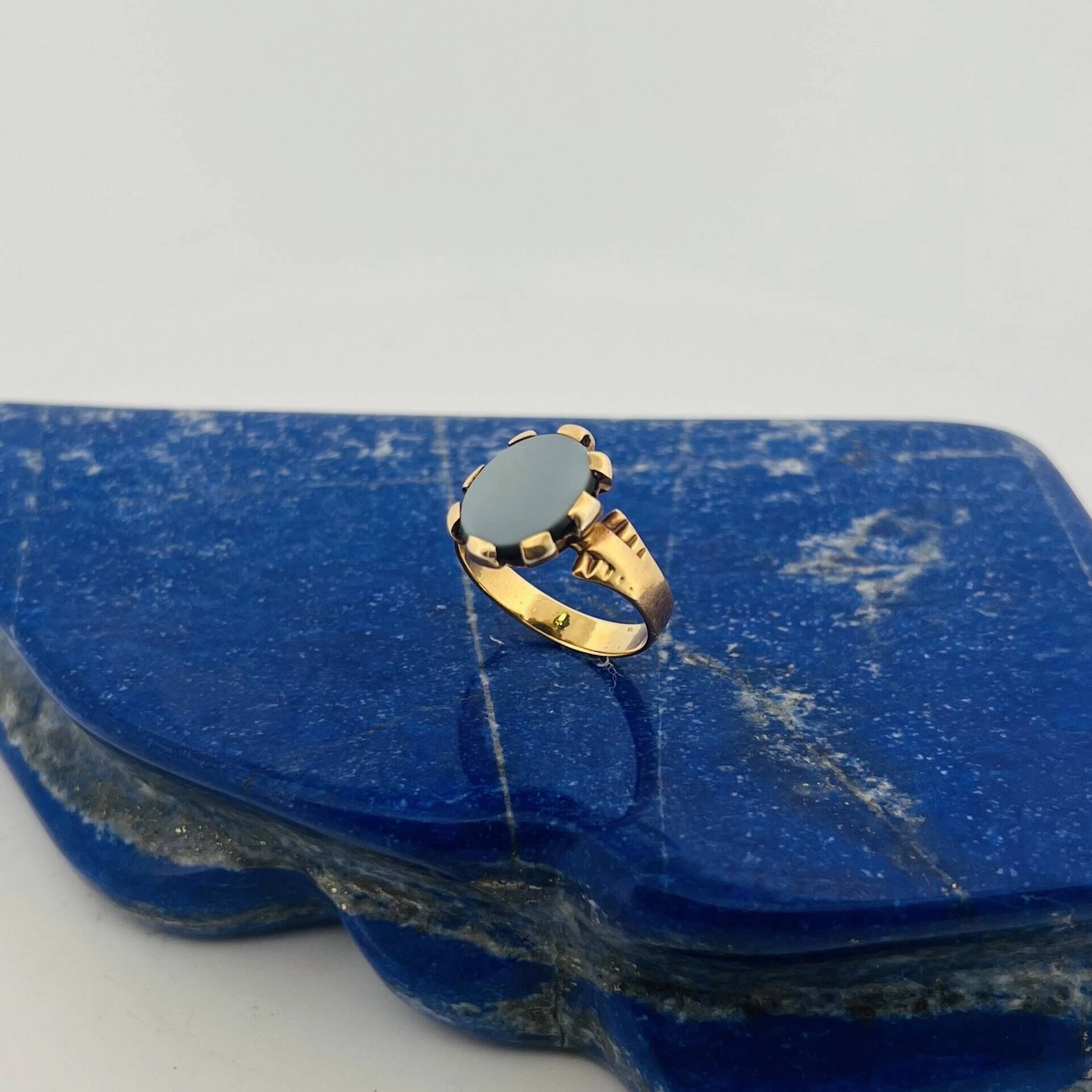 Yellow gold (750) ring set with a two-layer, unengraved onyx - Lot 170