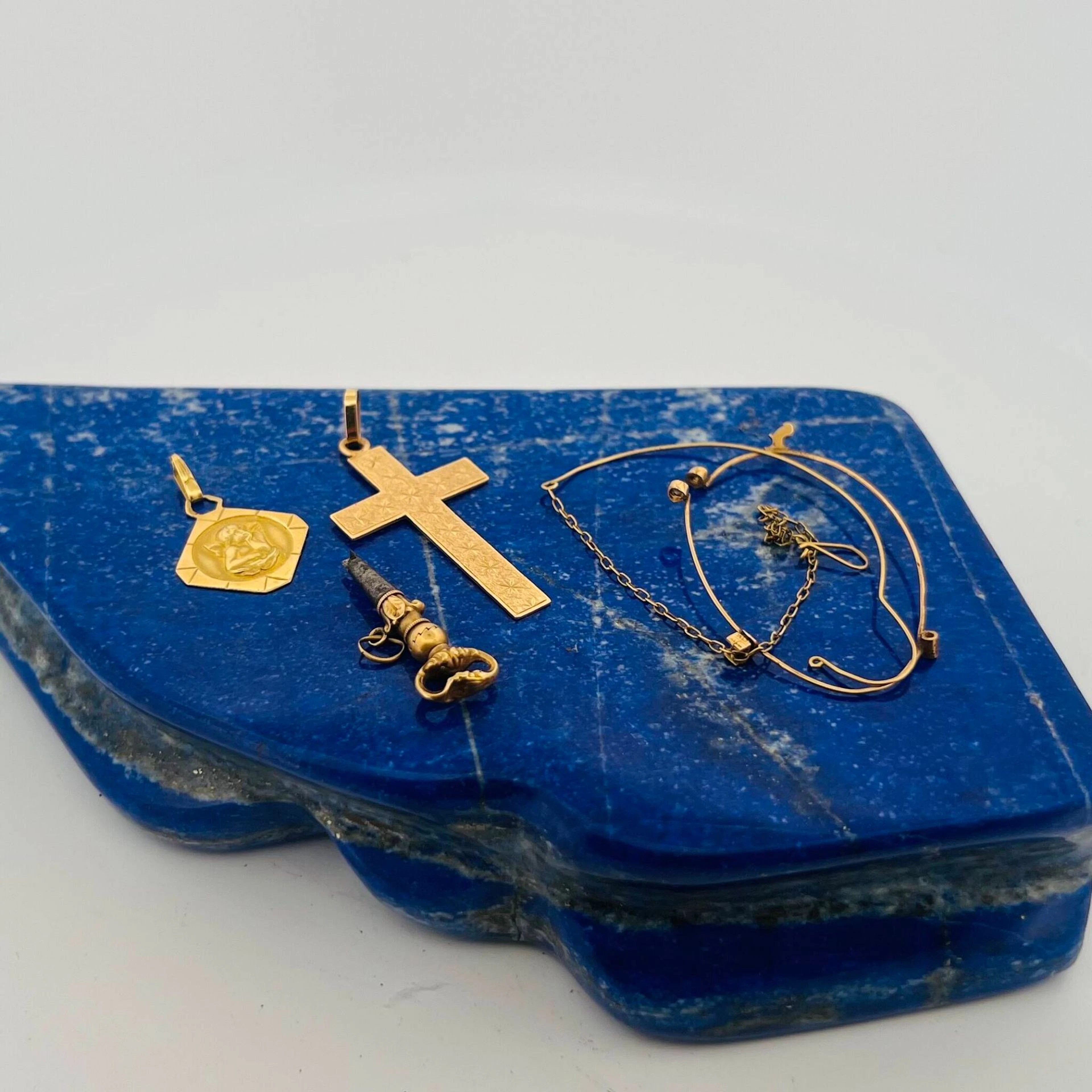 Set in yellow gold (750) consisting of: - Lot 152