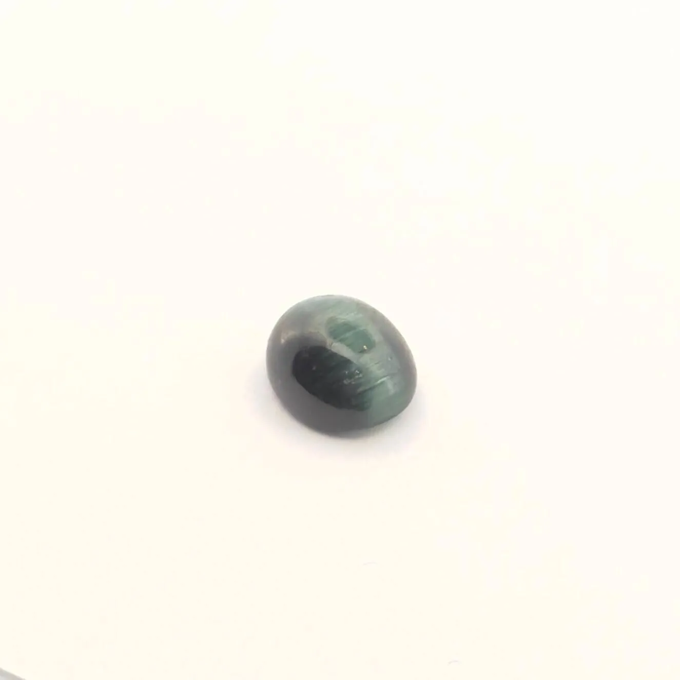 Cat's eye green tourmaline cabochon. Brazil. Size: 10 x 8 mm - Lot 78