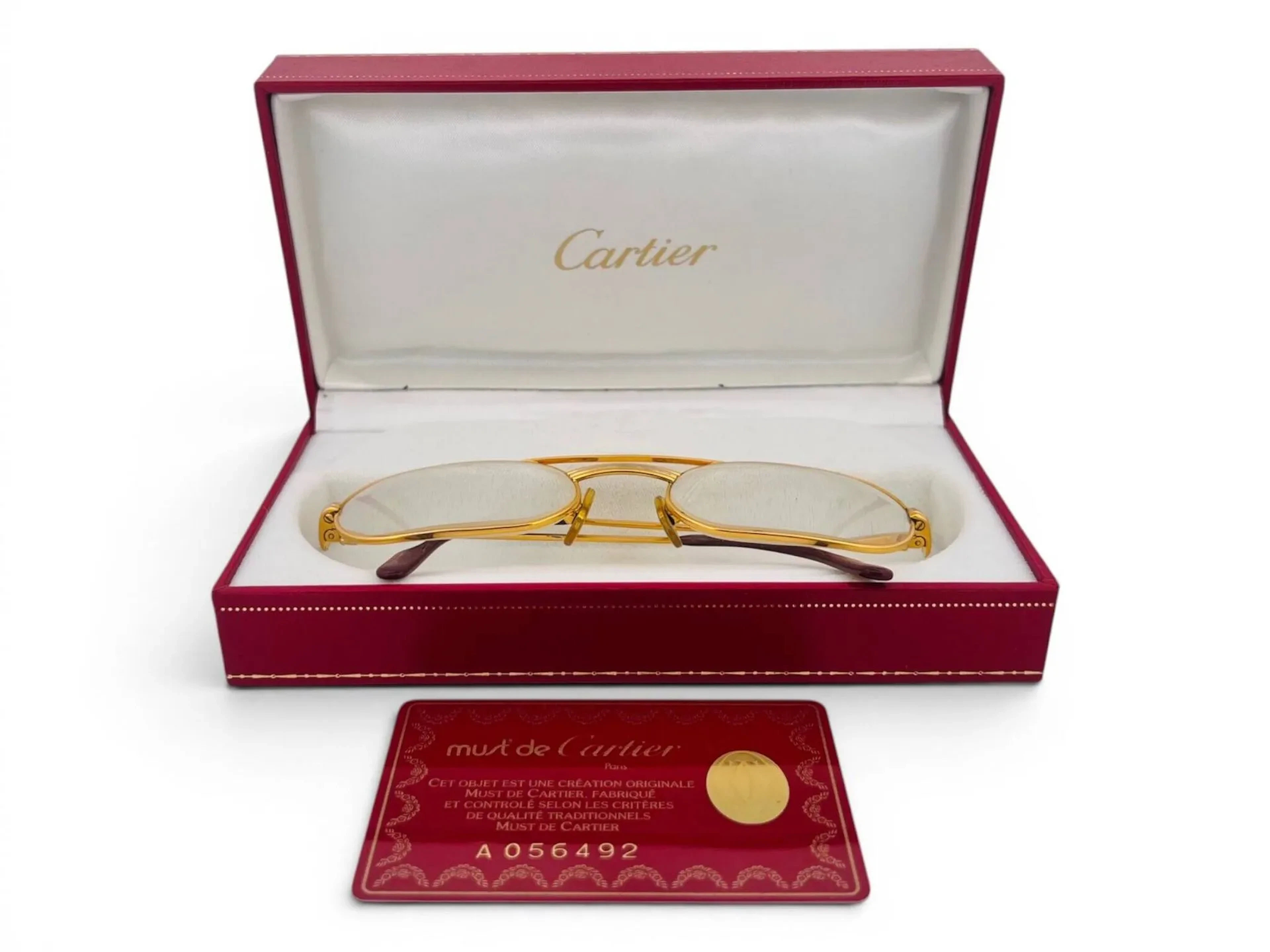 CARTIER Collection Première Paire de lunettes à monture en métal doré et argenté et manchons de branches bordeaux. Branches, plaquettes de nez et pont signés Avec un étui, verres correctifs, petites usures