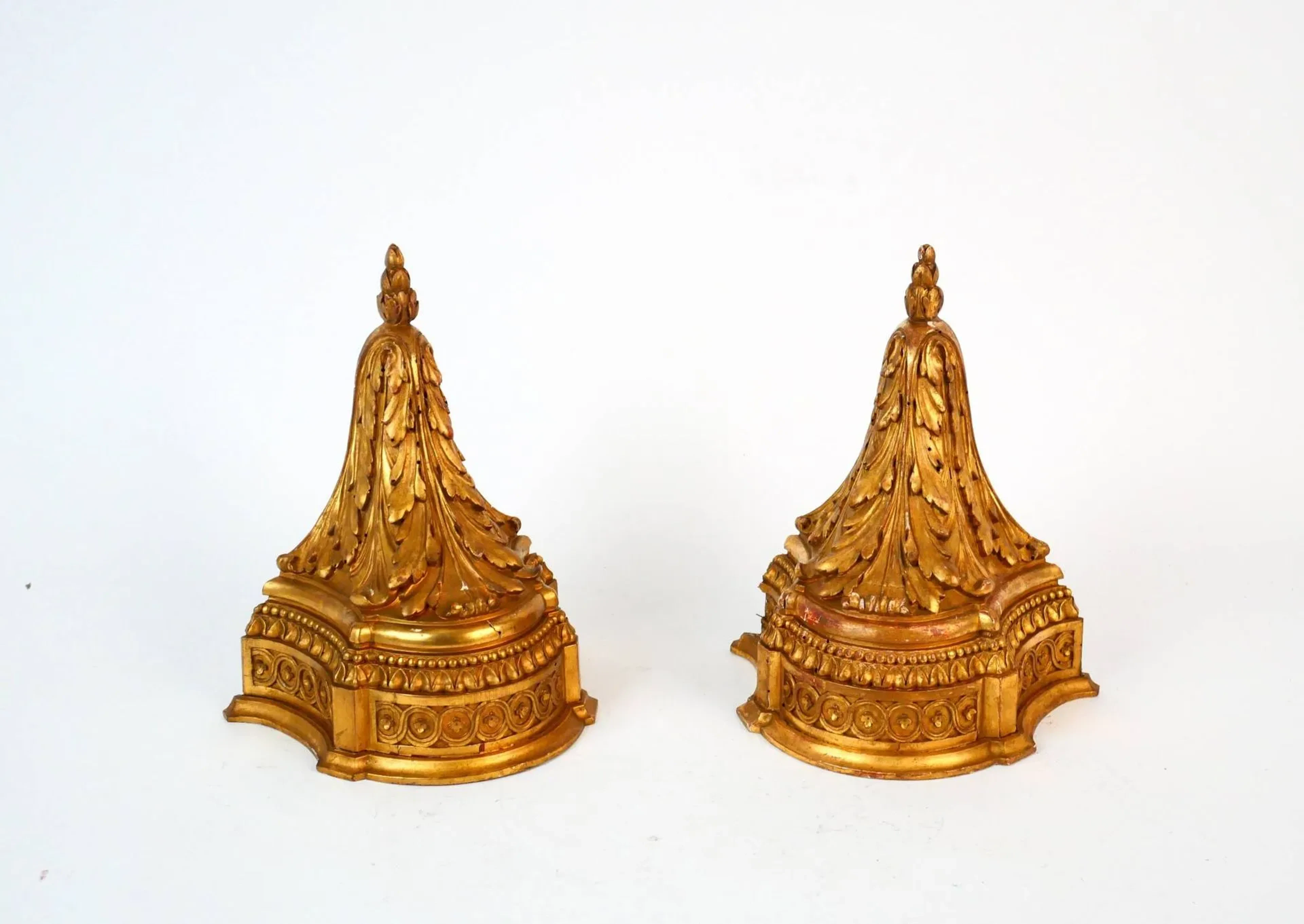 Pair of gilded wooden wall sconces with bases decorated with - Lot 376