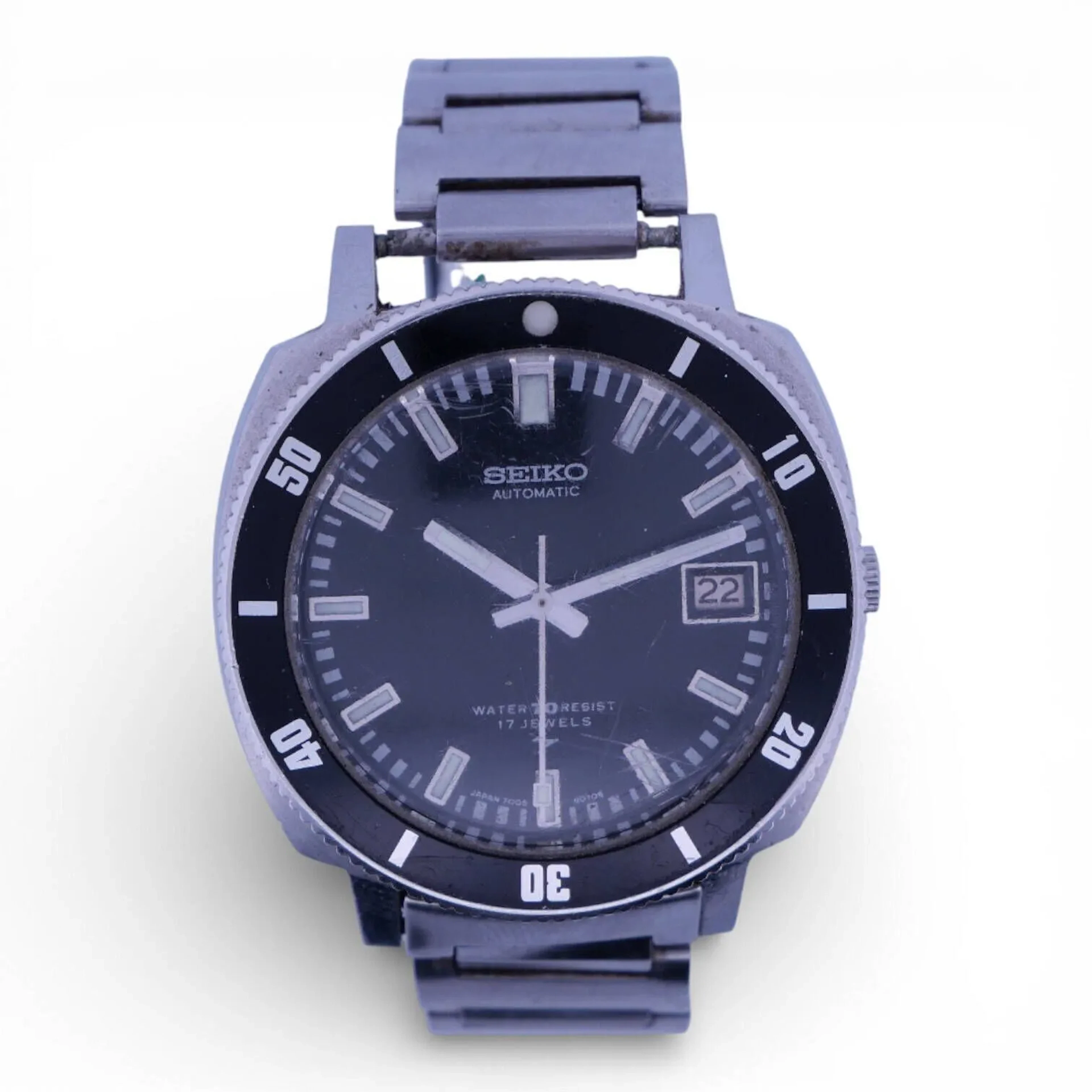 SEIKO N°7005-8052 Montre-bracelet de plongée d'homme "Poor Man 62 mas" en acier, cadran noir à index appliqués et aiguilles phosphorescents, guichet dateur à 3 heures. Lunette bidirectionnelle. Fond de boîtier signé et numéroté. Mouvement mécanique à remontage automatique, calibre 7005. Bracelet en acier à boucle déployante signée. Glace rayée, usures et rayures