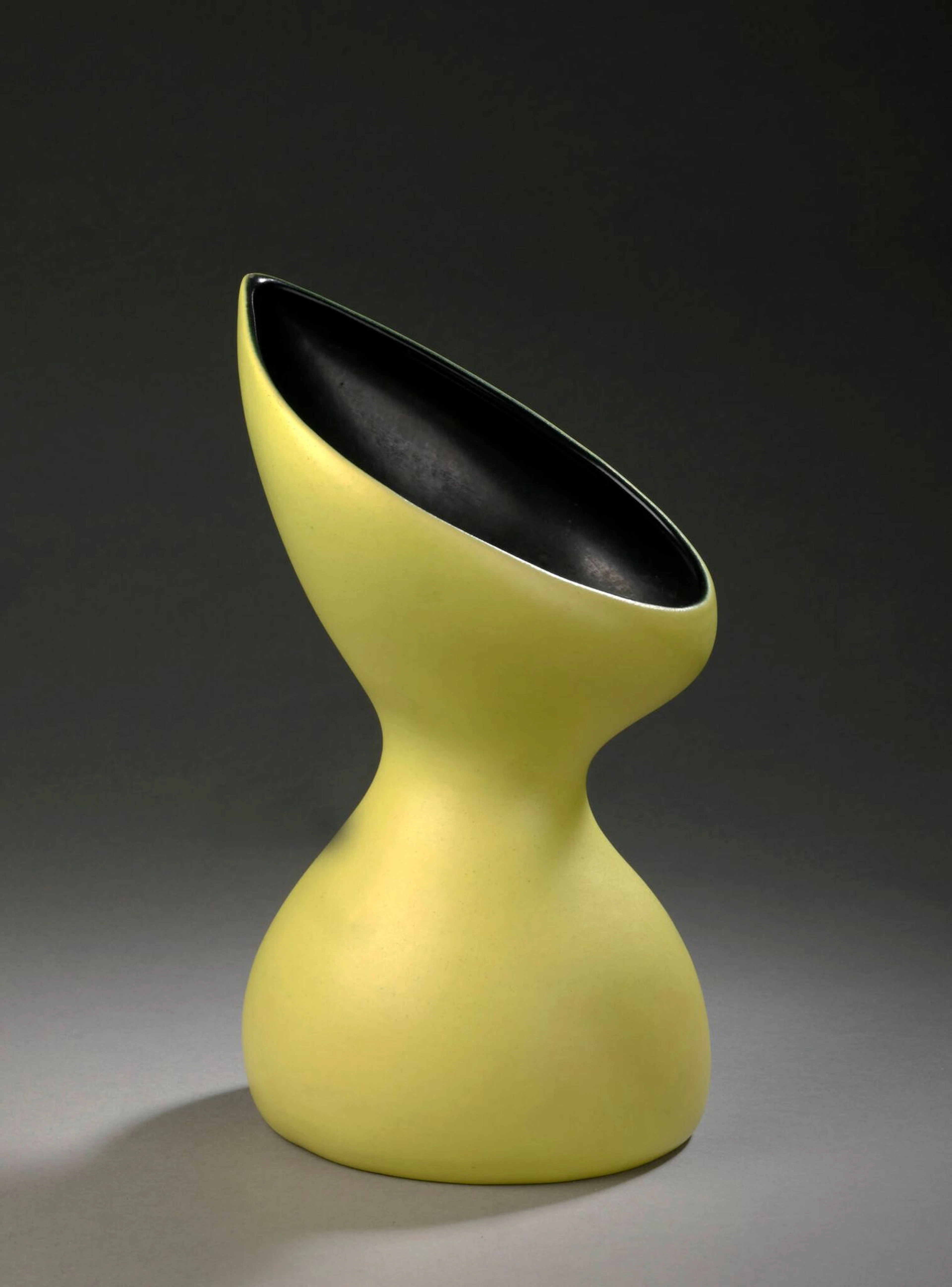 Pol CHAMBOST (1906-1983) Vase modèle 1089, circa 1955 Épreuve en céramique émaillée, jaune à l’extérieur et noir à l’intérieur Numéroté 1089 et marqué Pol Chambost made in France sur l’envers H. : 28.5 cm. (Léger éclat au col, rayures, deux infimes éclats sous la base) Bibliographie : - Pol Chambost Sculpteur céramiste 1906-1983, Somogy, 2006, modèle similaire reproduit p. 87. Philippe Chambost, Pascal Marziano, Arnaud Serpollet, 70 ans d’expression céramique française, Les livres de l’îlot, 2020, modèle similaire reproduit p. 22.